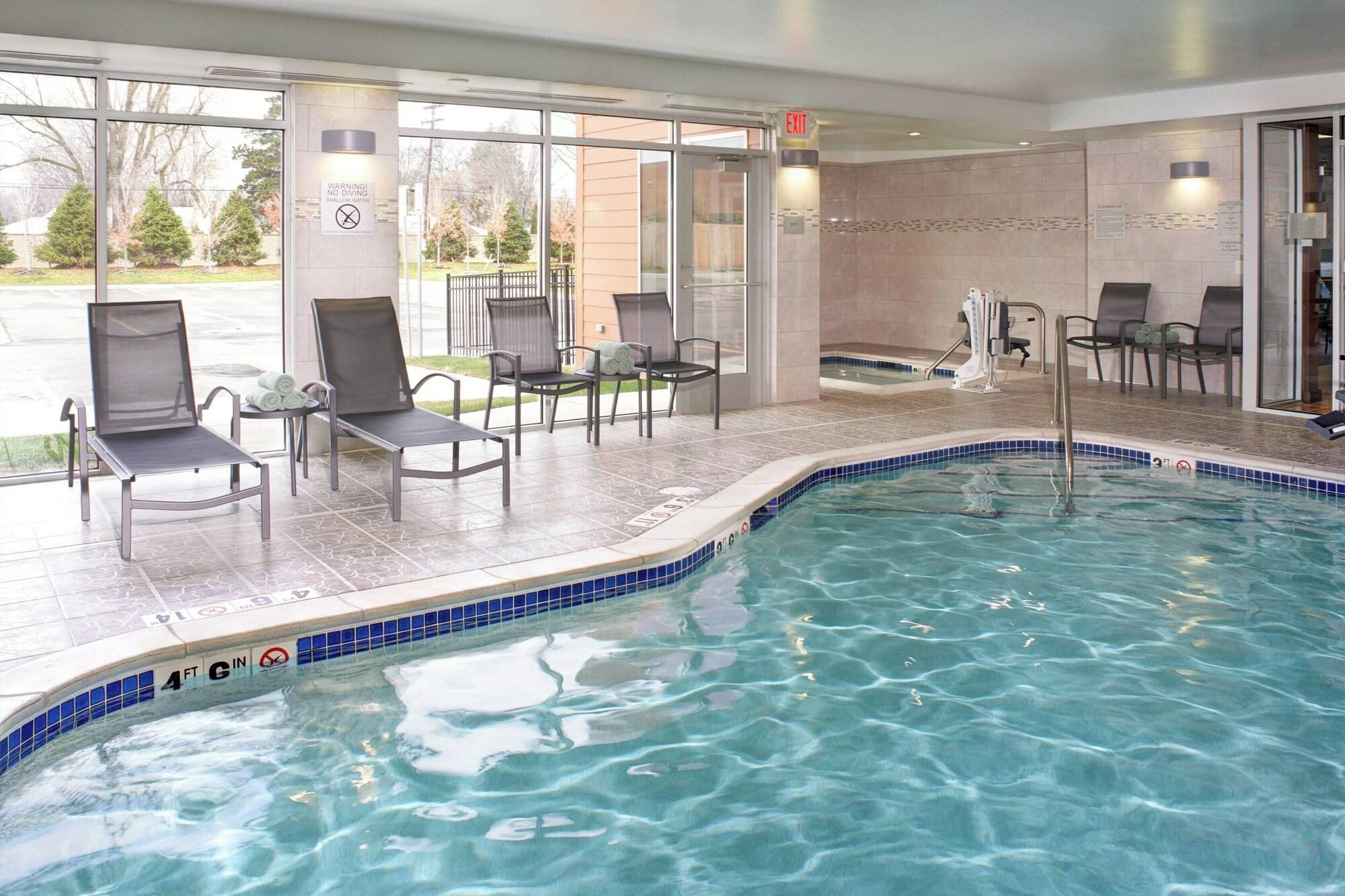 Vista Piscina Fairfield Inn & Suites by Marriott Detroit Troy