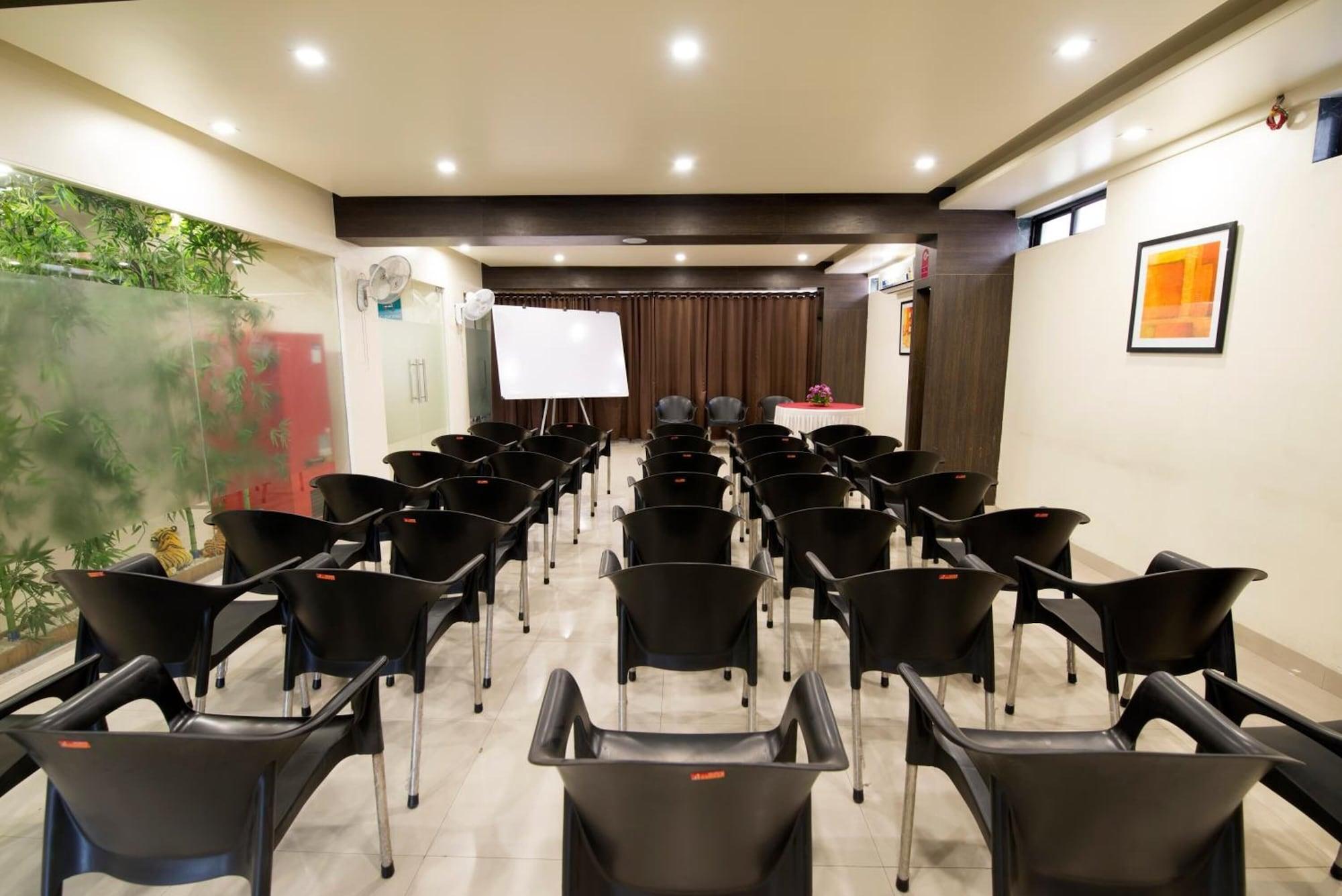 Sala de Reuniones Hotel Suresh Inn