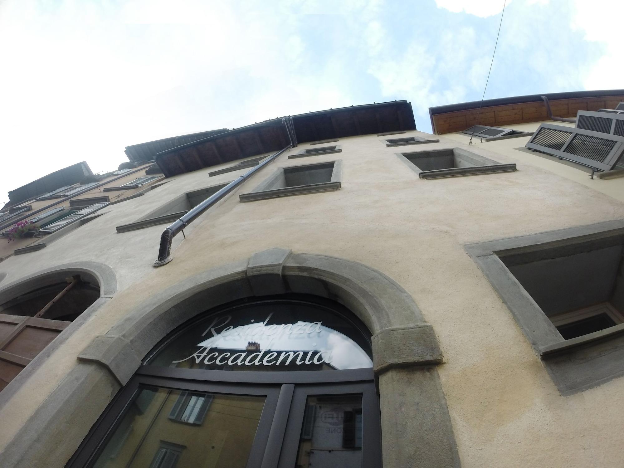 Vista Exterior Academia Residence