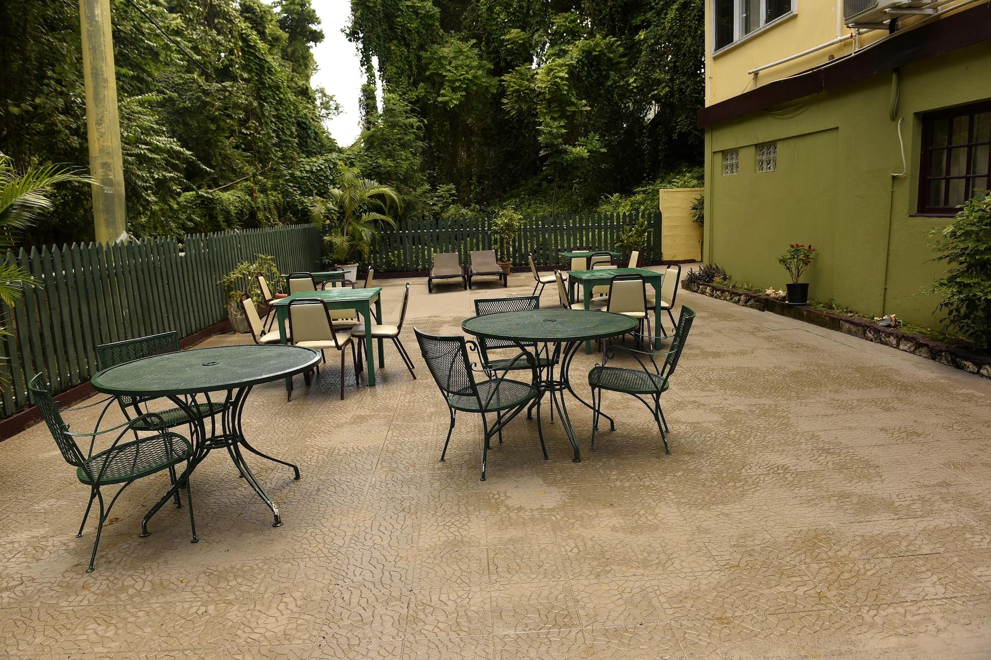 Vista Piscina Pineapple Court Hotel