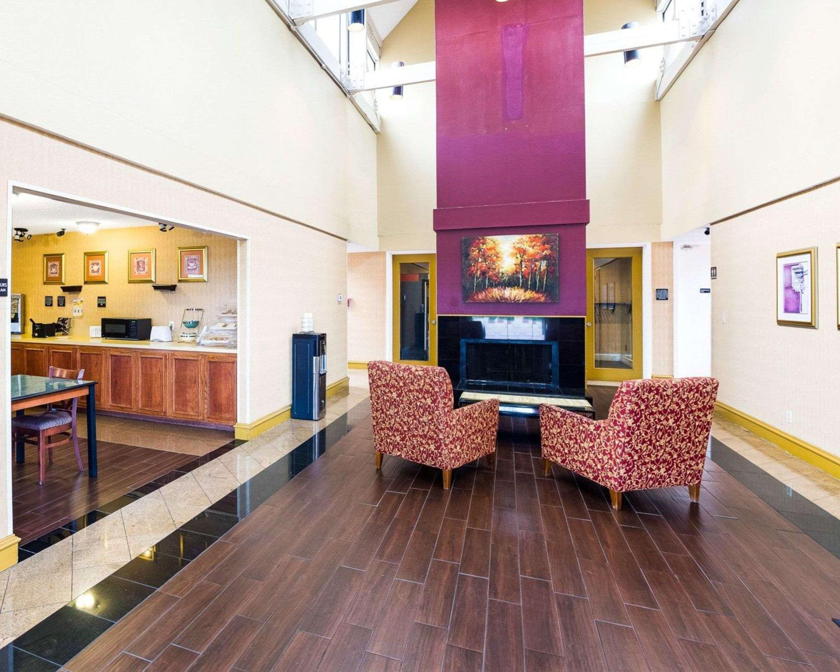 Vista Lobby Rodeway Inn & Suites South of Fiesta Park