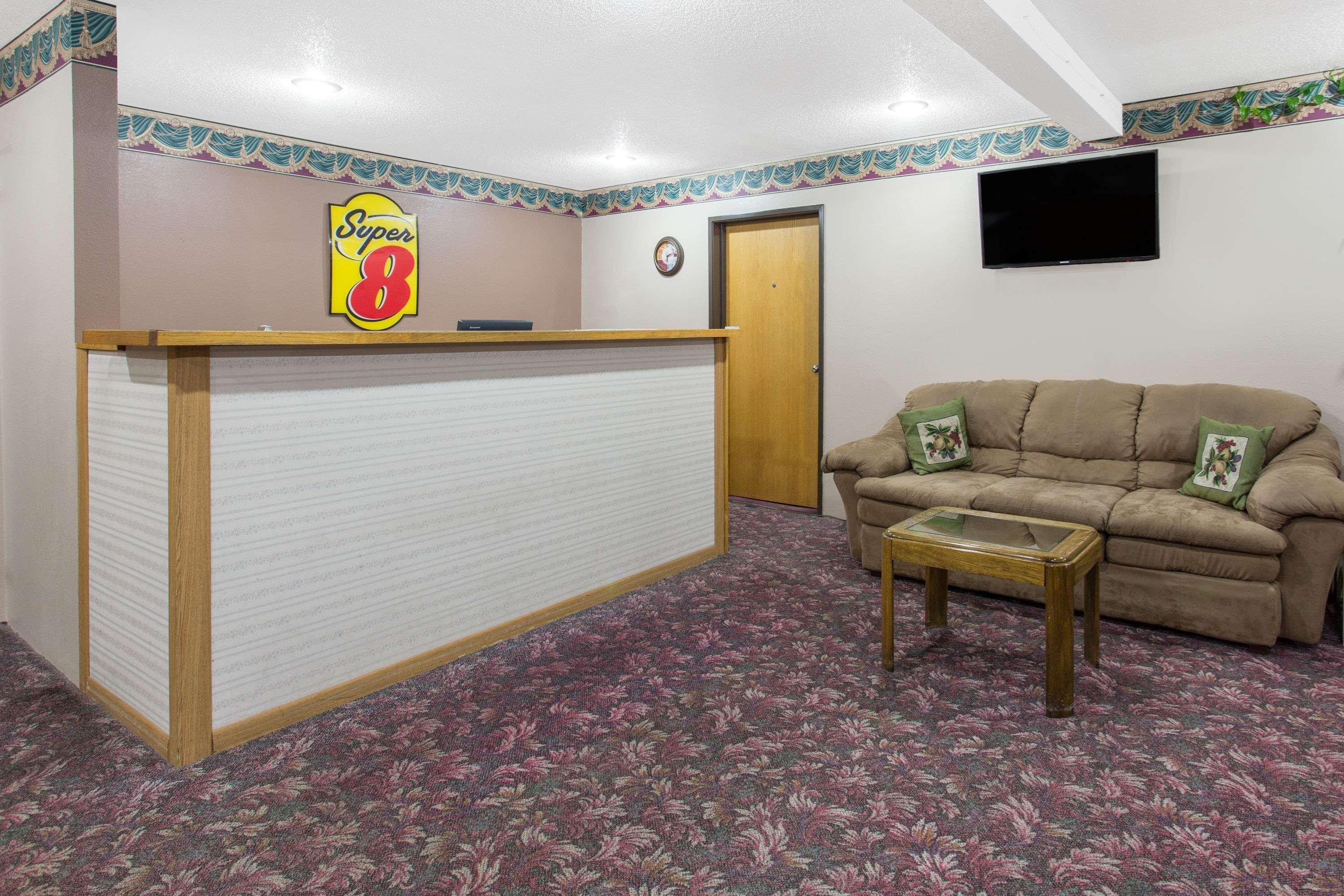 Vista Lobby Super 8 By Wyndham Austin Mn