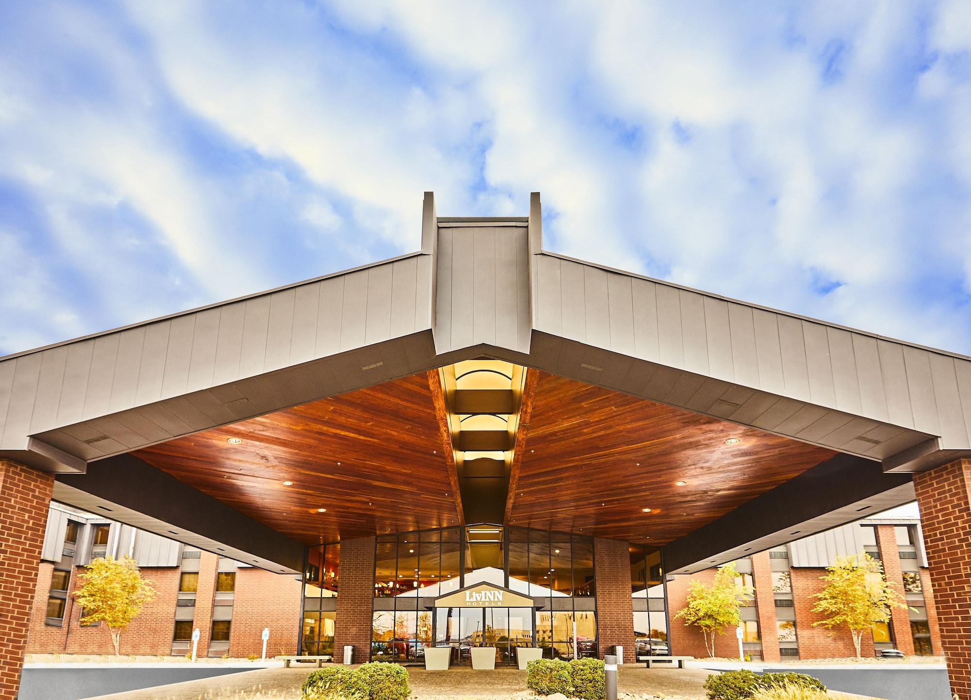 Vista Exterior LivINN Hotel Cincinnati / Sharonville Convention Center