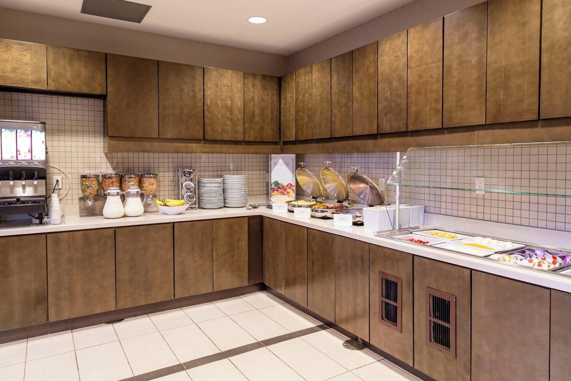 Restaurant Residence Inn Cleveland Avon at The Emerald Event Center