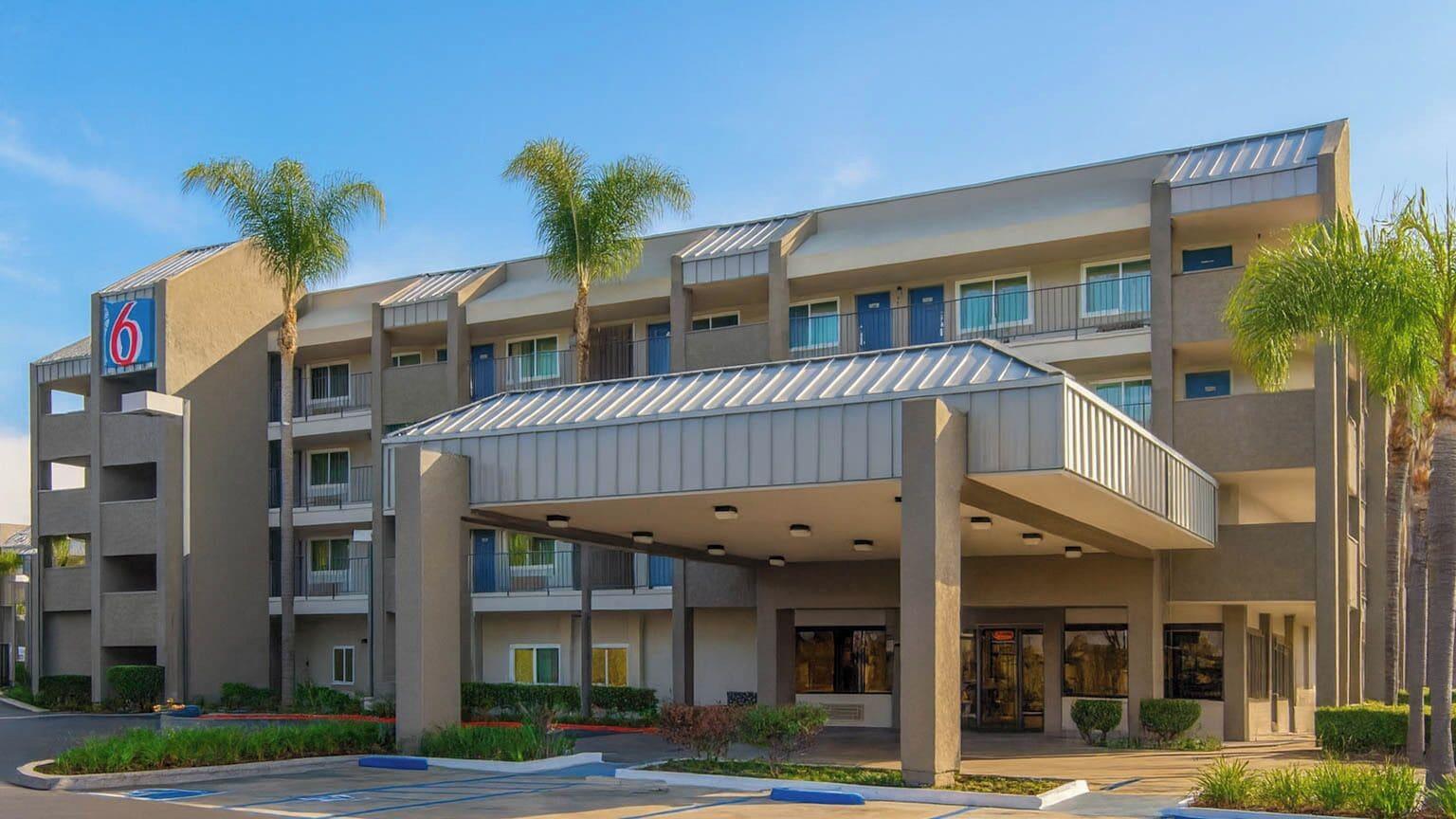 Vista Exterior Motel 6 Anaheim Maingate