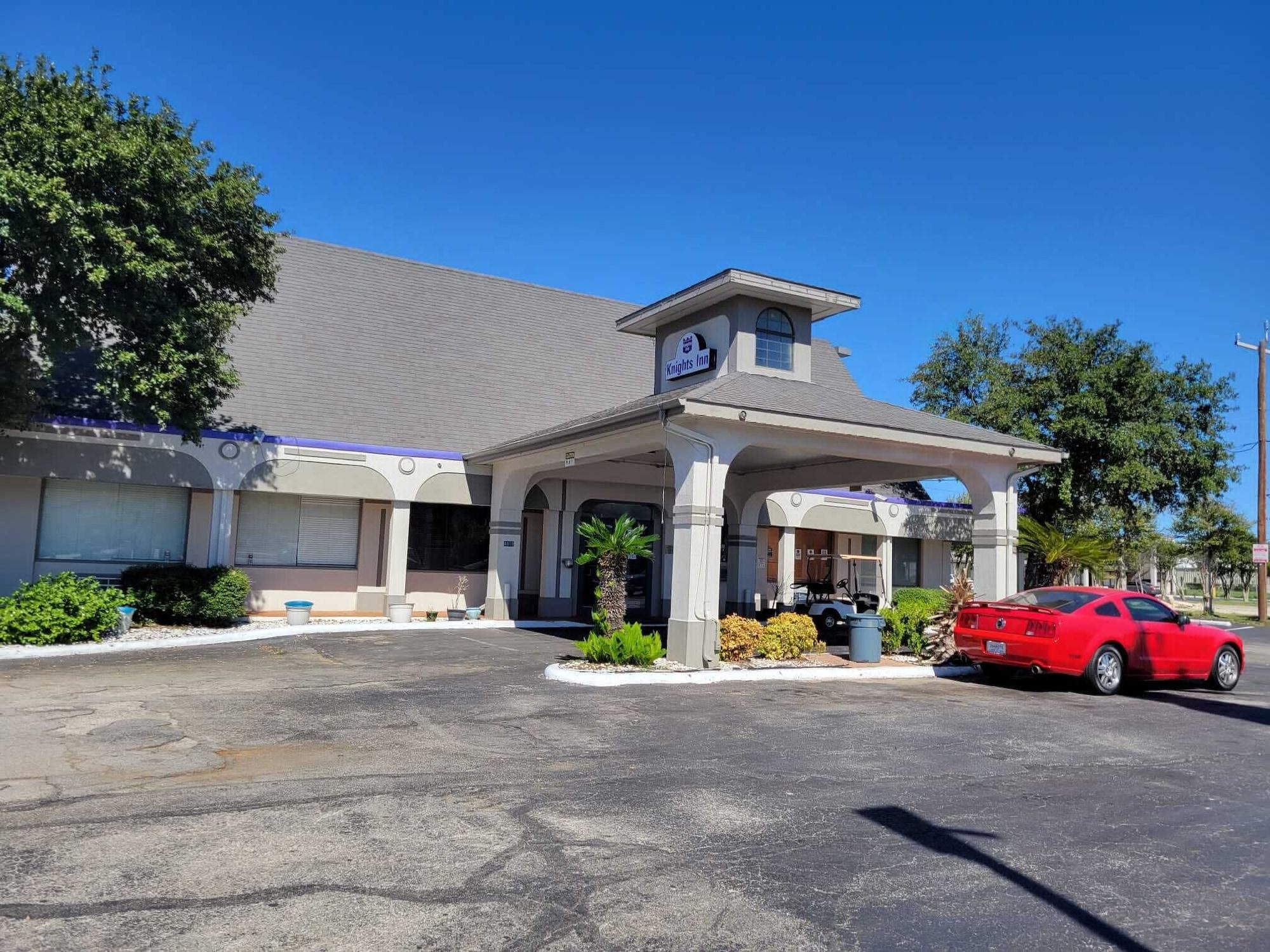 Vista Exterior Knights Inn San Antonio near Frost Bank Center