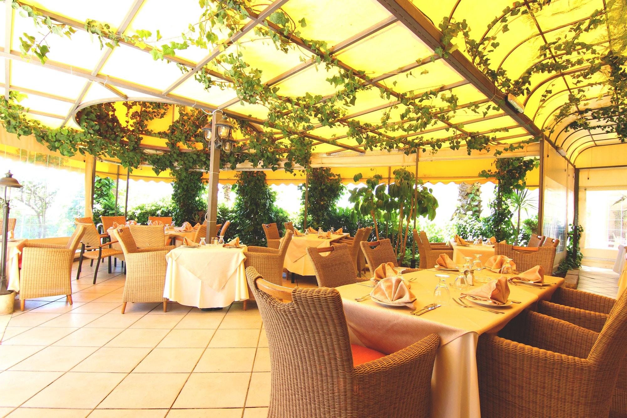 Restaurant Ambassador Hotel