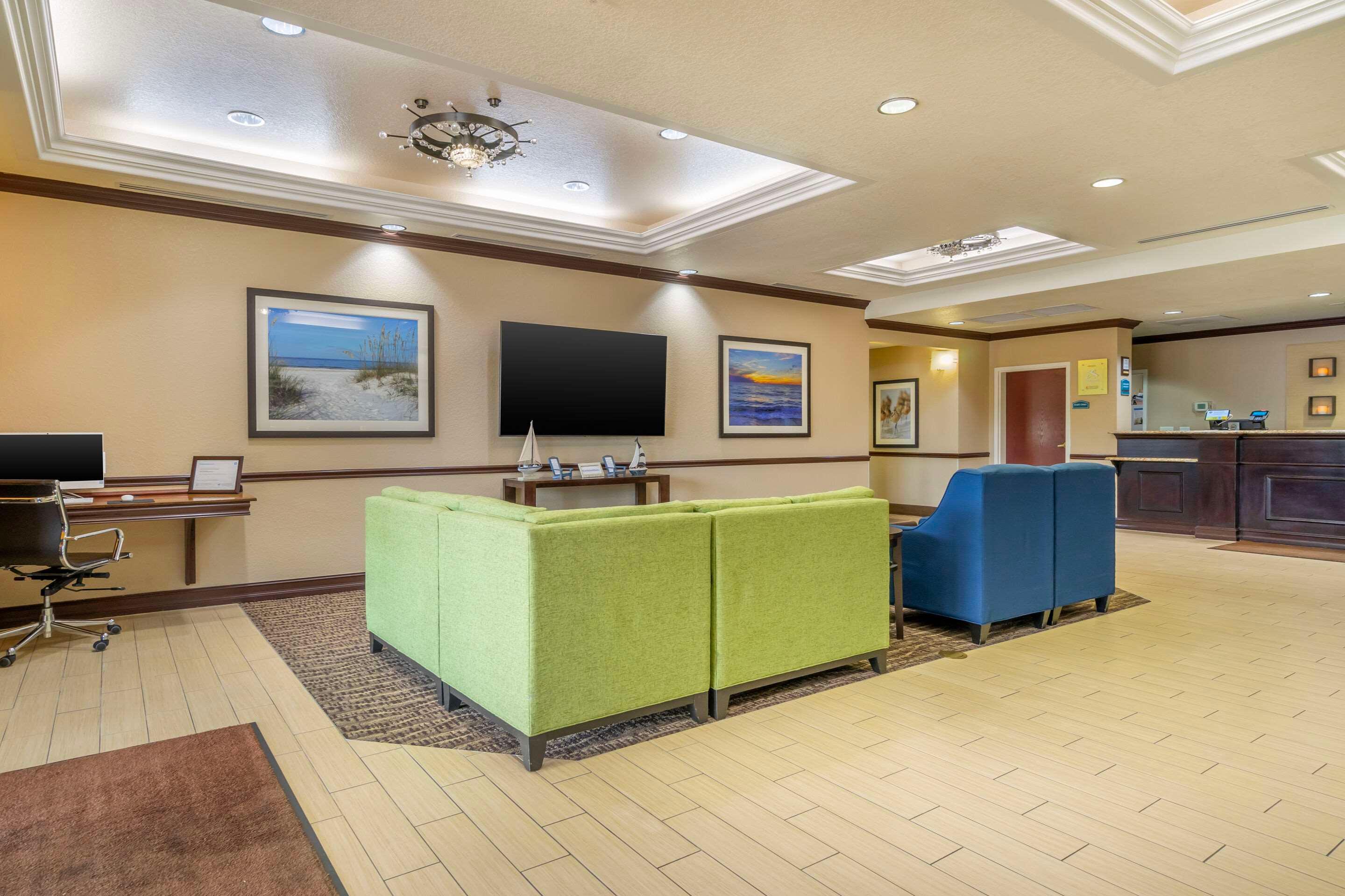 Vista Lobby Comfort Inn & Suites Northeast - Gateway