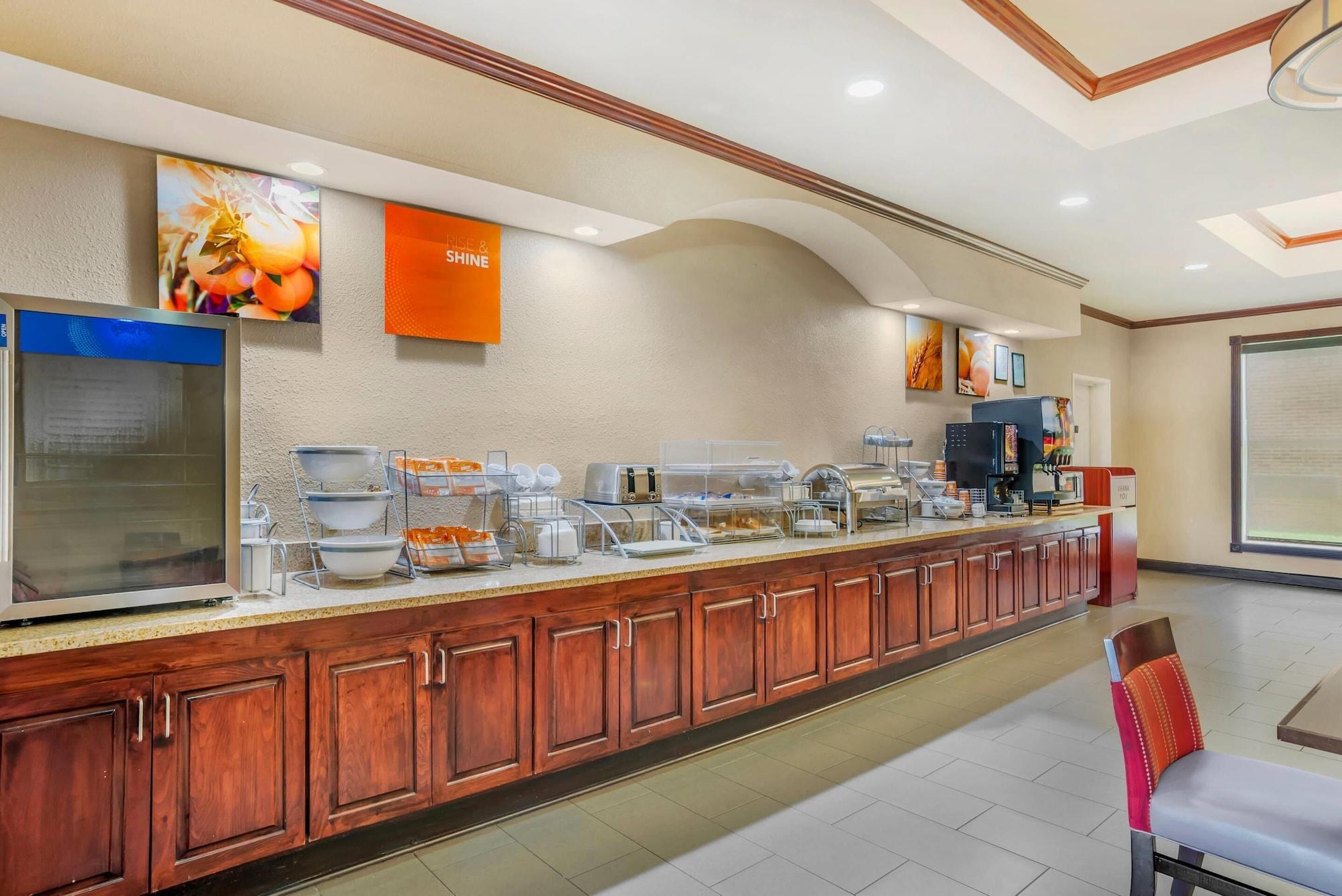 Restaurant Comfort Suites Montgomery East Monticello Dr.