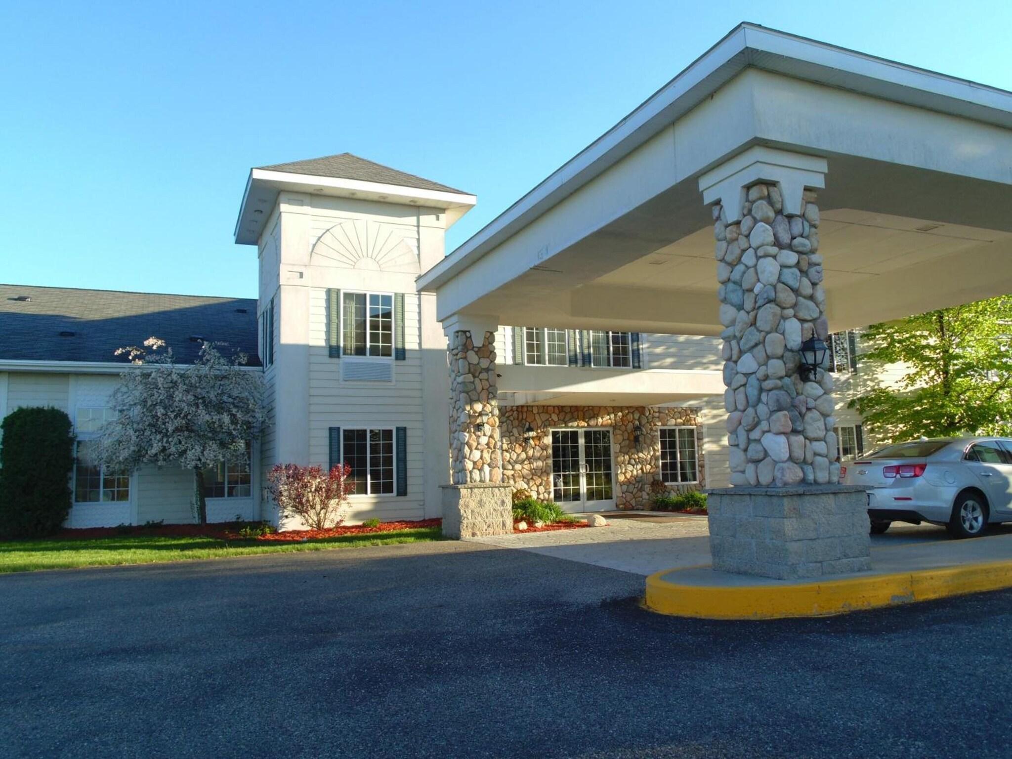 Vista Exterior American Inn And Suites Houghton Lake