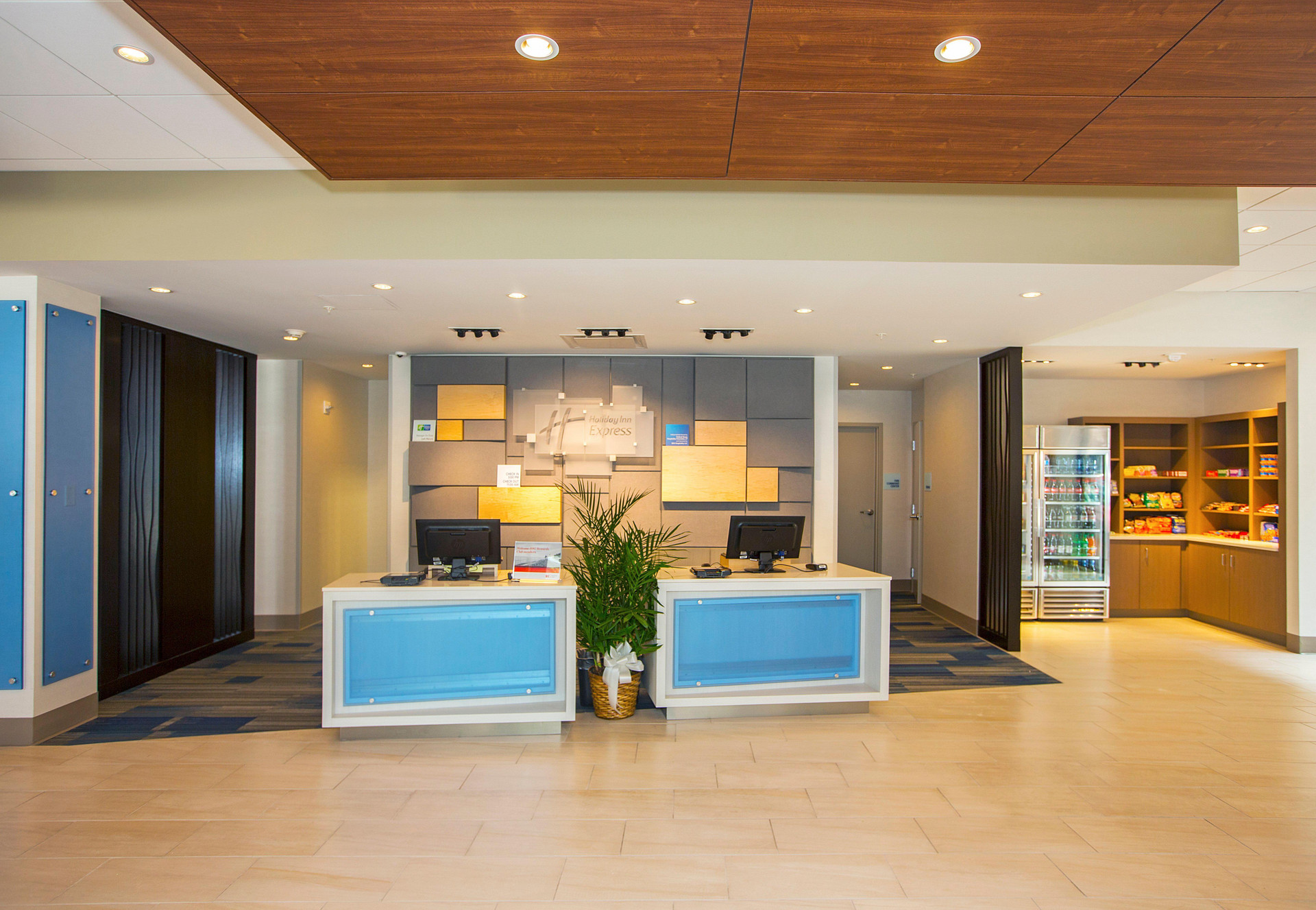 Vista Lobby Holiday Inn Express & Suites Pittsburgh North Shore by IHG