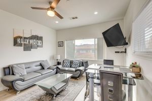 Alquiler Vacacional - Socal Escape w/ Hot Tub, 5 Mi to Universal Studios