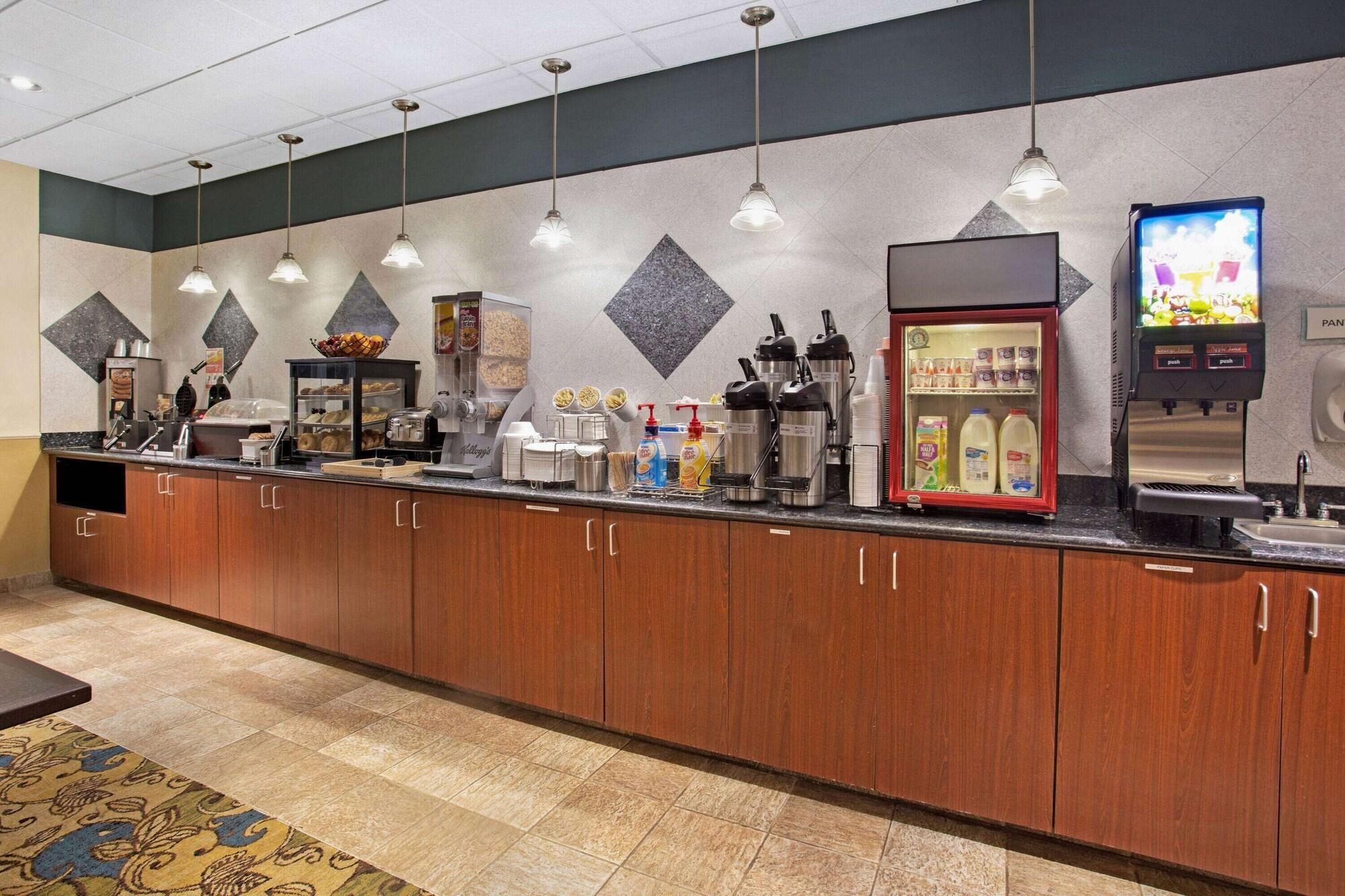 Restaurant La Quinta Inn & Suites by Wyndham Stonington-Mystic Area