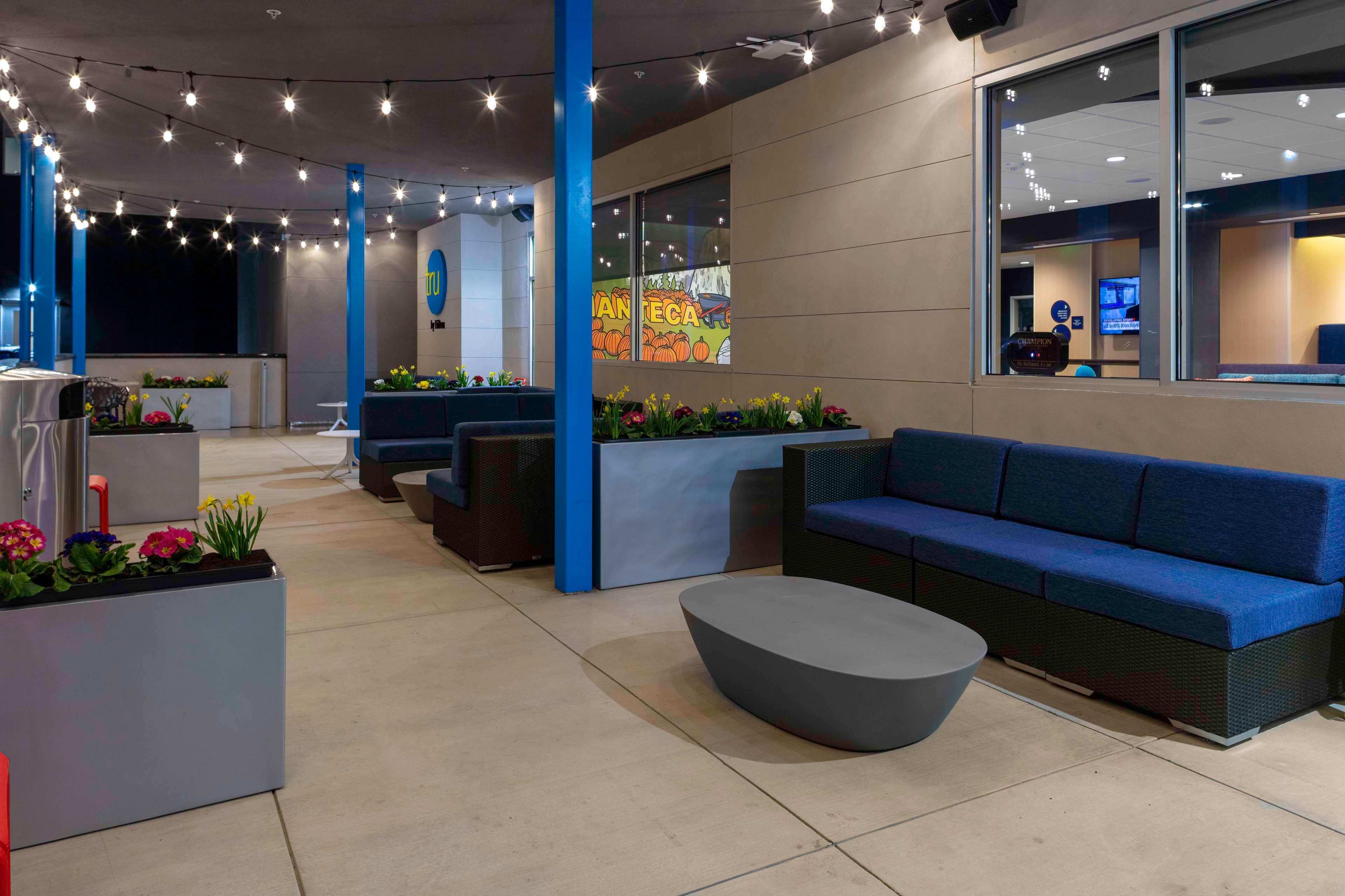 Vista Exterior Tru By Hilton Manteca, Ca