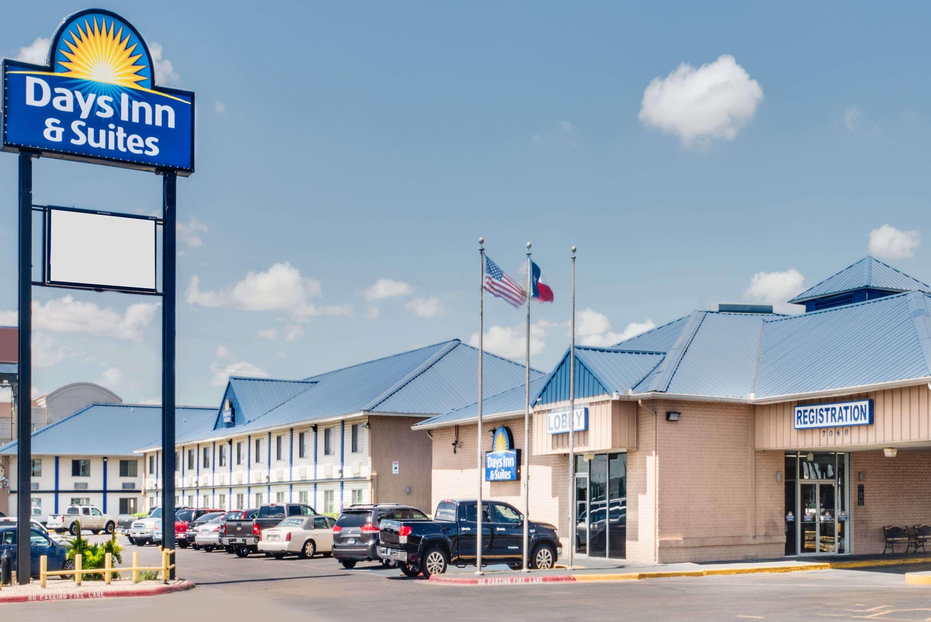 Vista Exterior Days Inn & Suites by Wyndham Laredo