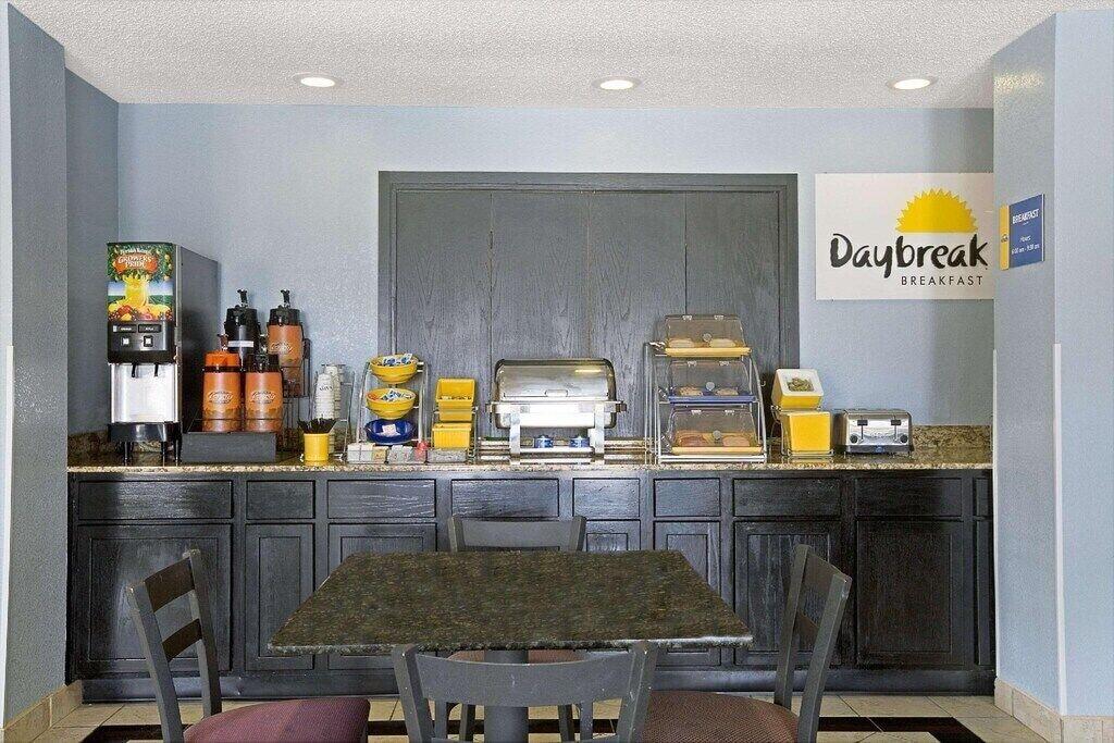 Restaurant Days Inn by Wyndham Dallas Garland West