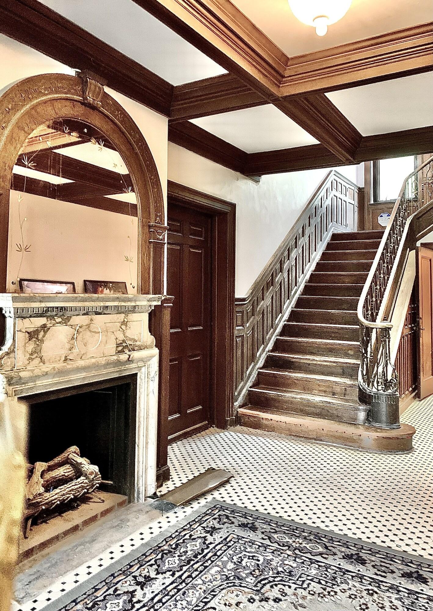 Vista Lobby The Dery House