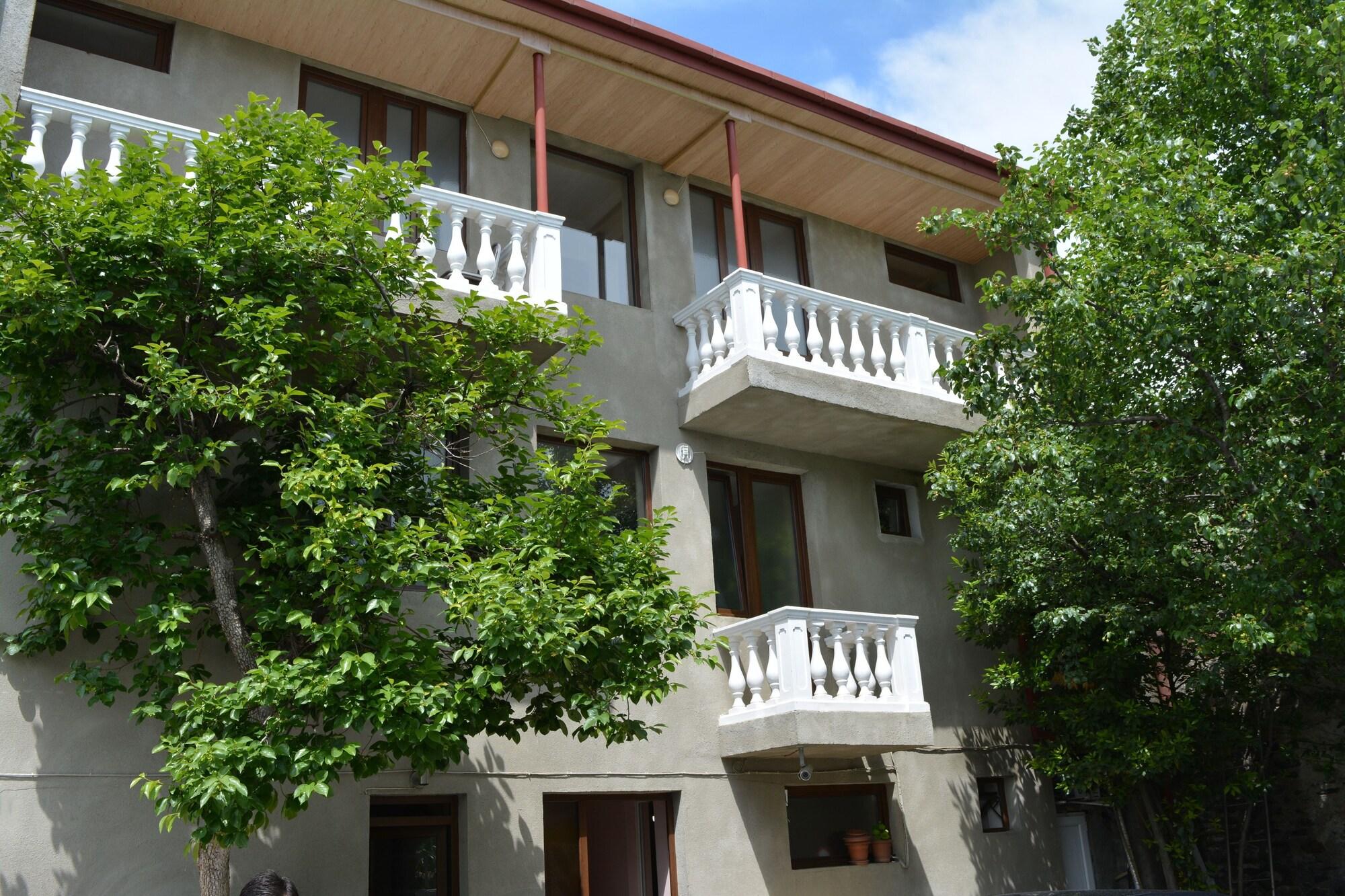 Varios Hotel In The Middle of City