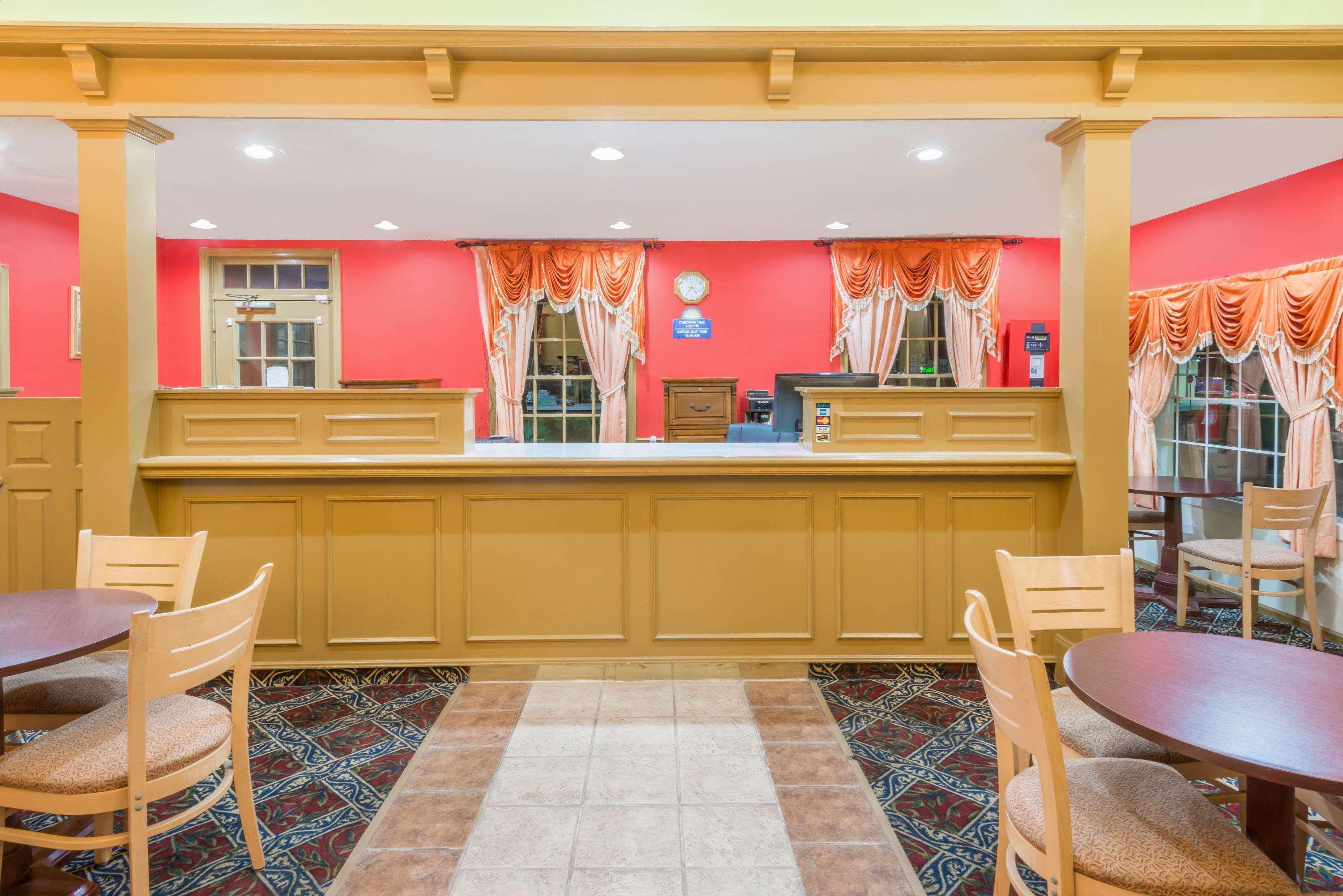 Vista Lobby Days Inn by Wyndham Ottawa
