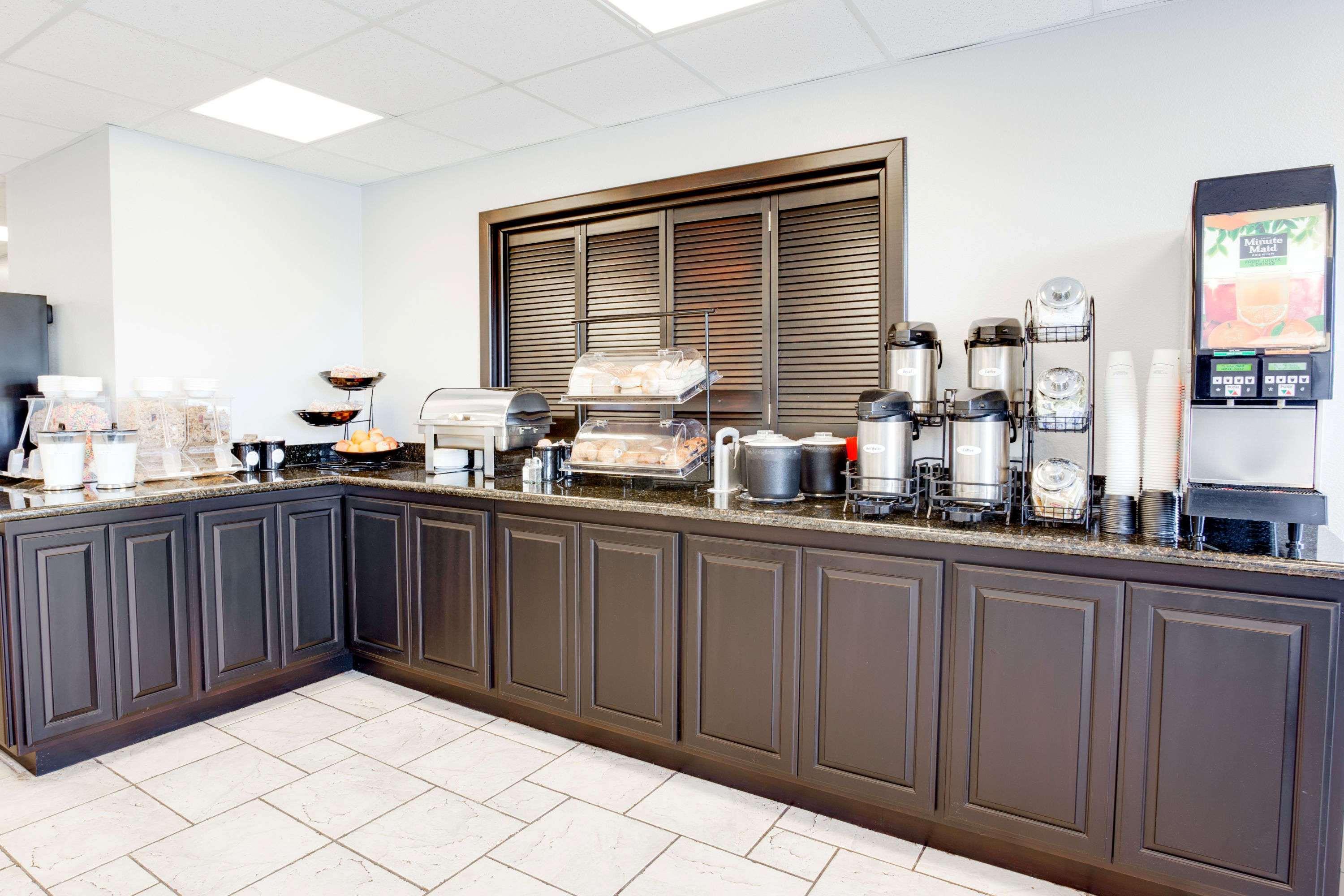 Restaurant Ramada by Wyndham Marina