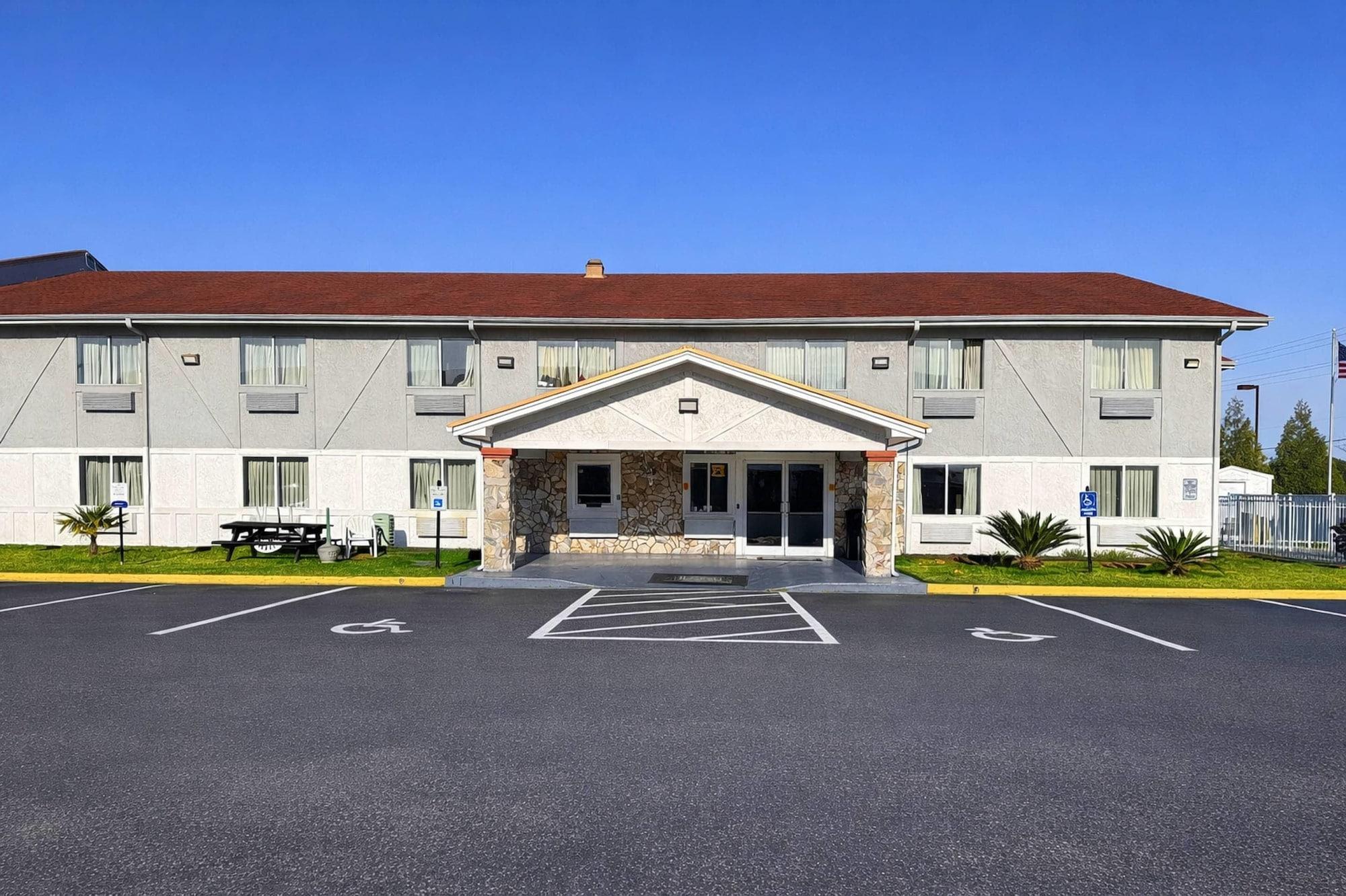 Varios Rodeway Inn & Suites Jacksonville near Camp Lejeune