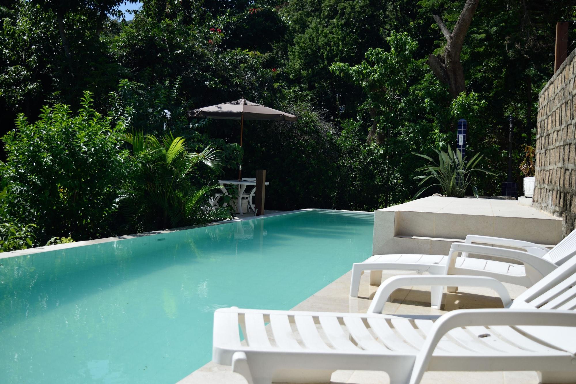 Varios Banana Leaf Eco Hostel