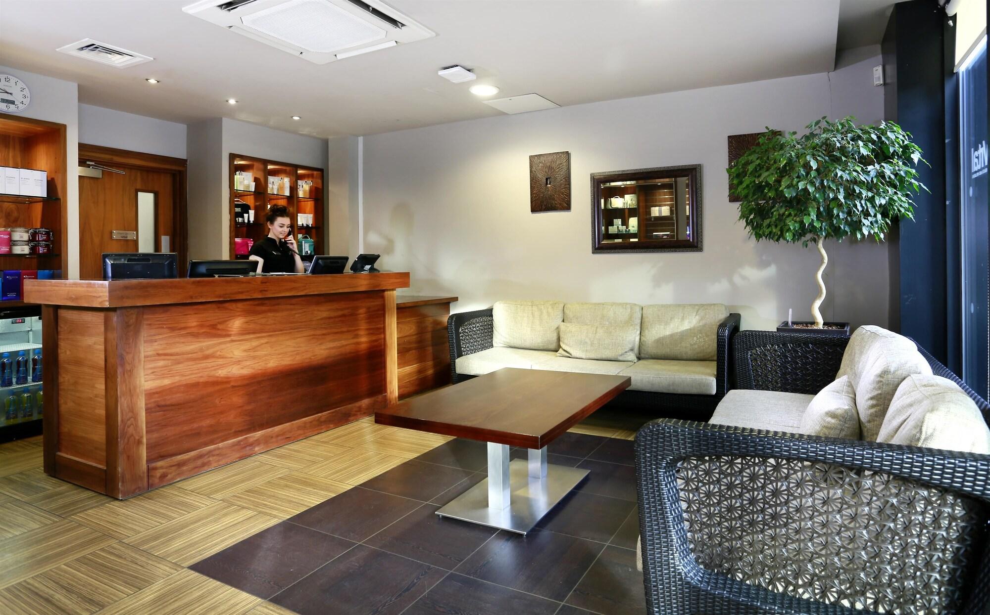 Vista Lobby Macdonald Hill Valley Hotel, Golf and Spa