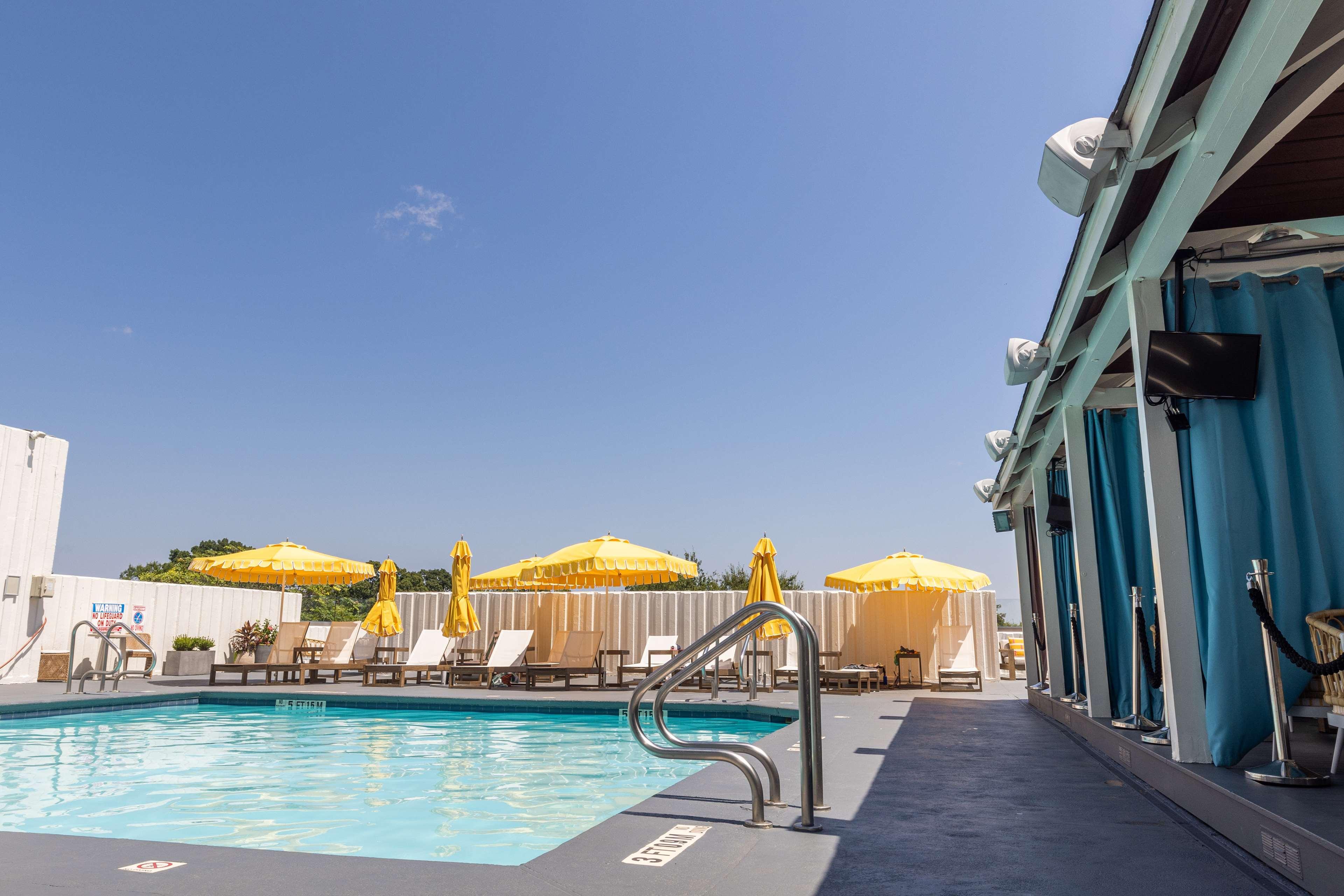 Vista Piscina The Starling Atlanta Midtown, Curio Collection by Hilton