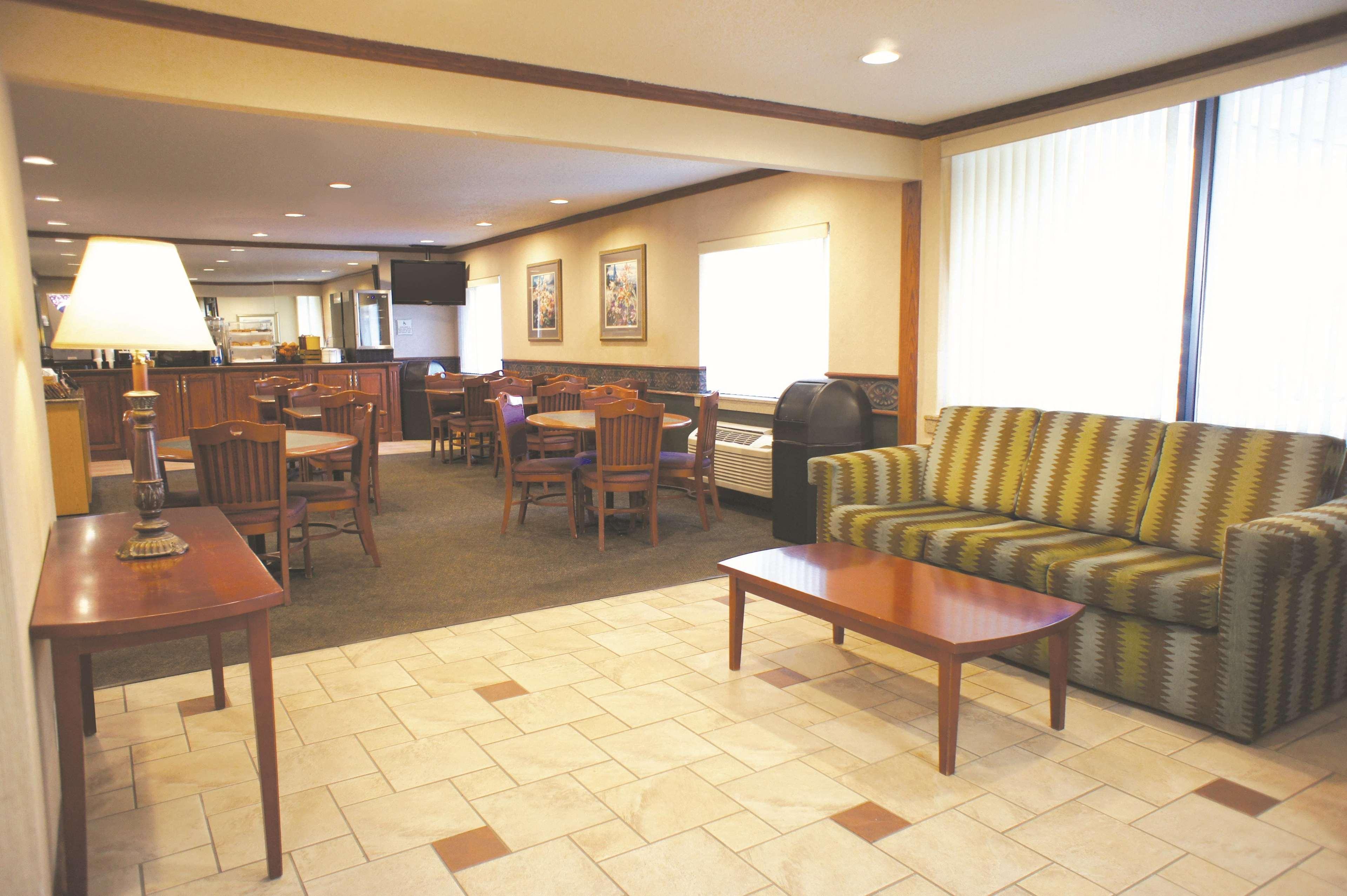 Vista Lobby La Quinta Inn by Wyndham Indianapolis Airport Executive Dr