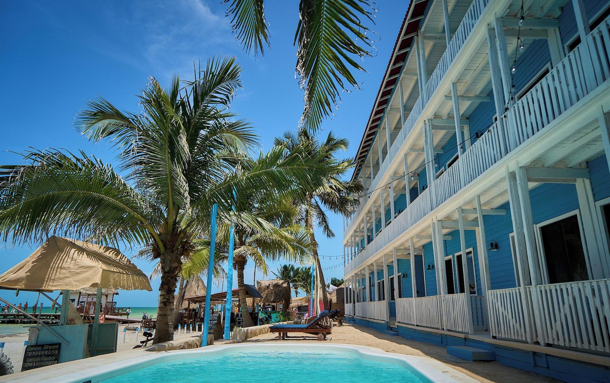 Vista Piscina El Faro Beach Front by ÓOL Hotels