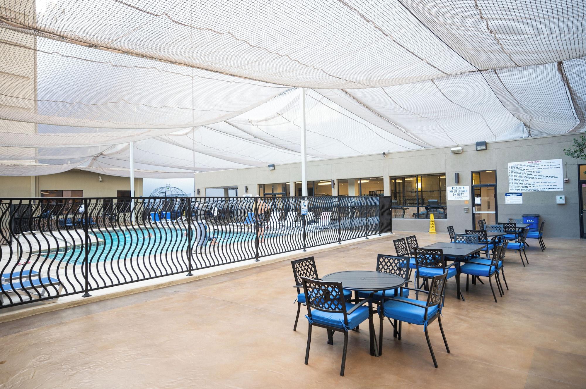 Vista Piscina Stay Together Suites | Cozy Strip Condo
