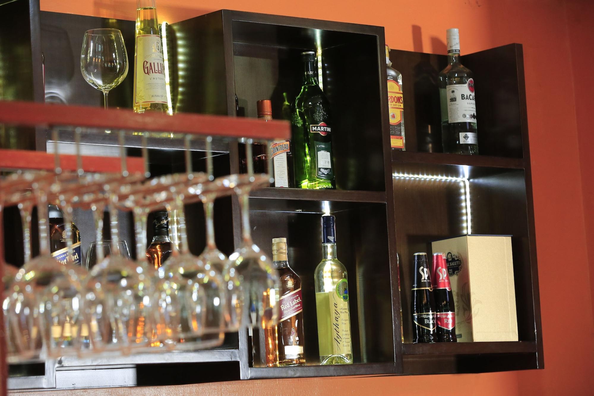 Bar/Salón WH Hotel Thanlyin