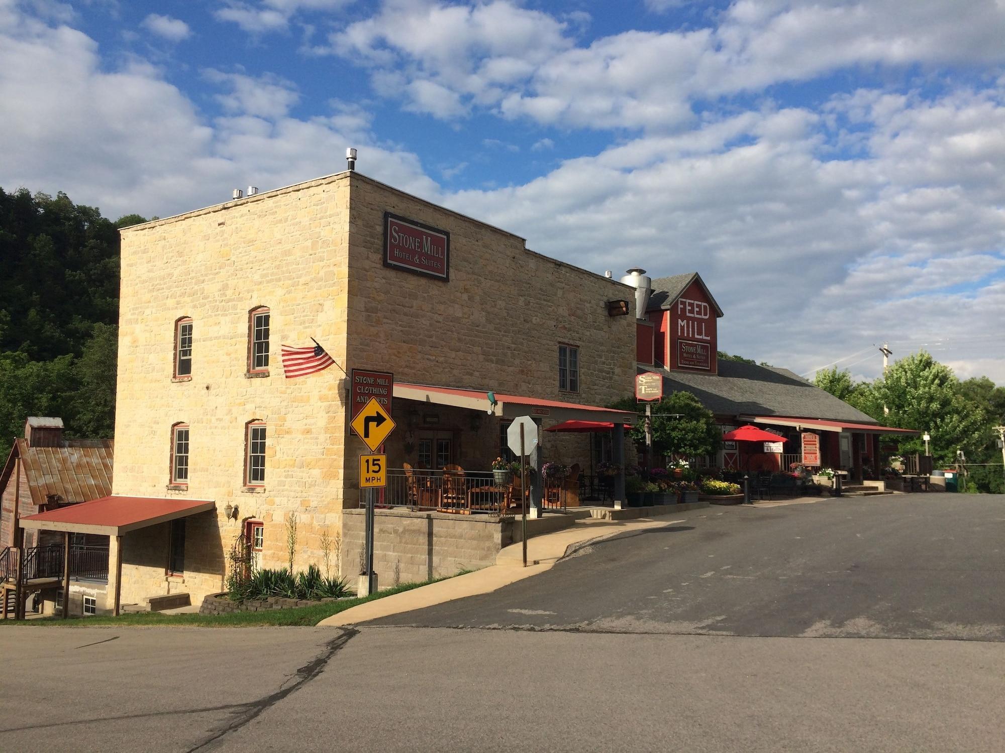 Vista Exterior Stone Mill Hotel & Suites