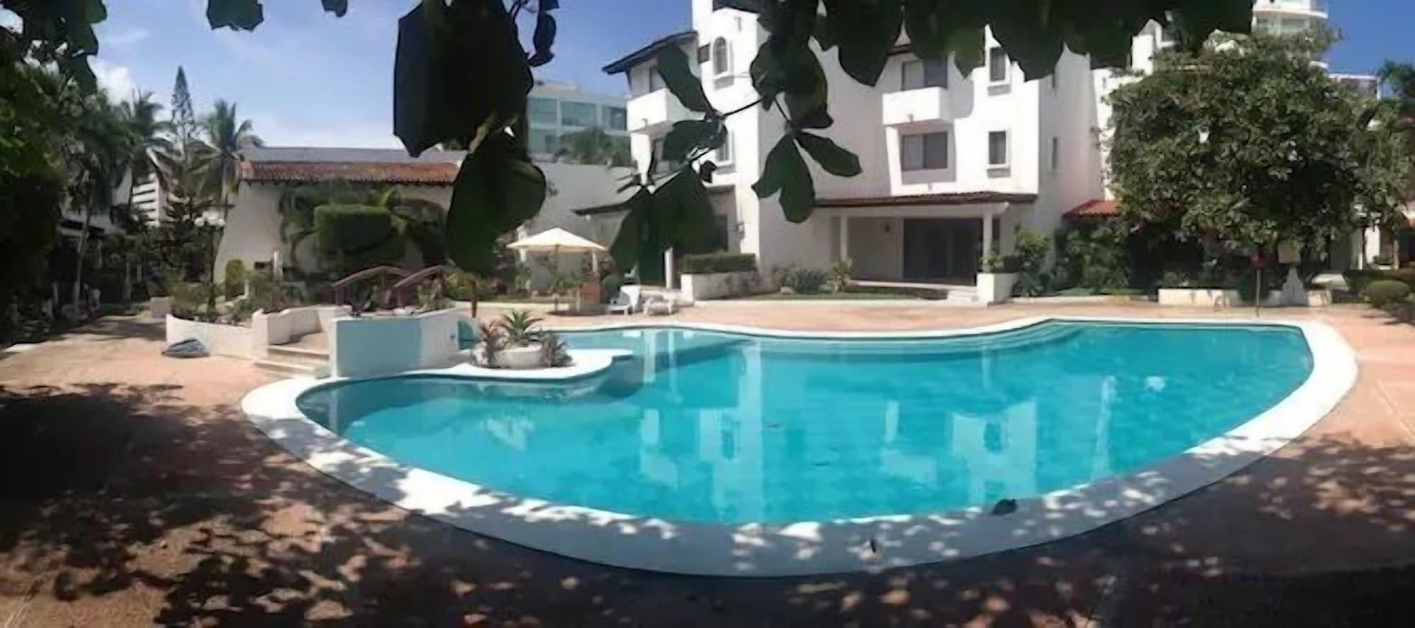 Varios Condo Alamandra by TRVL2HM