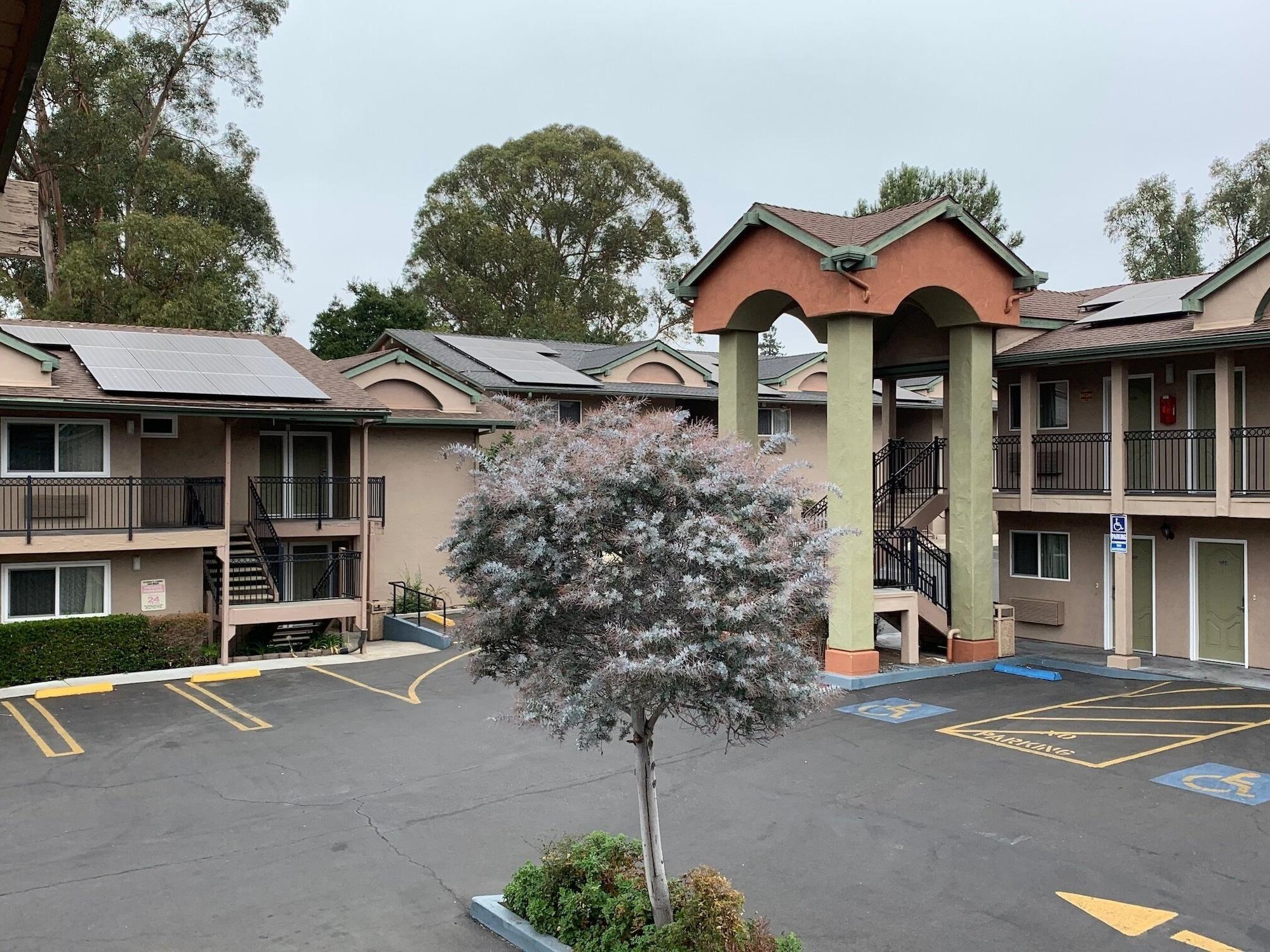 Vista Exterior Olive Tree Inn & Suites