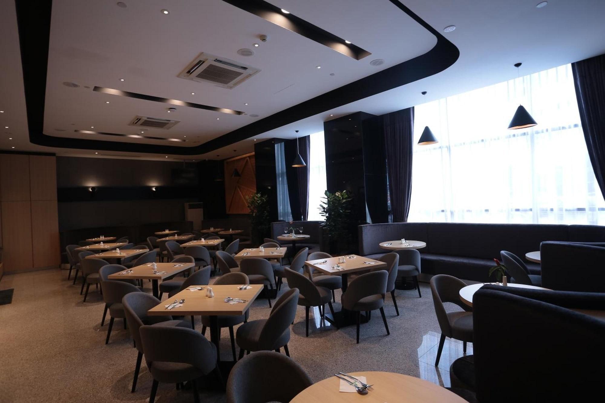 Restaurant Imperial Riverbank Hotel Kuching