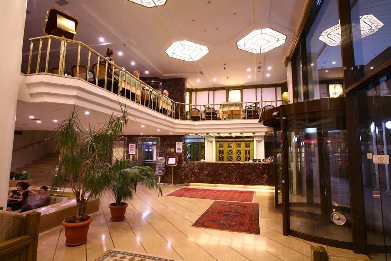 Vista do lobby Istanbul Royal Hotel