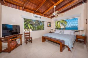 Alquiler Vacacional - Tamarindo's Hidden Gem, Tropical oasis 3 BR Beachfront Home, with private pool.