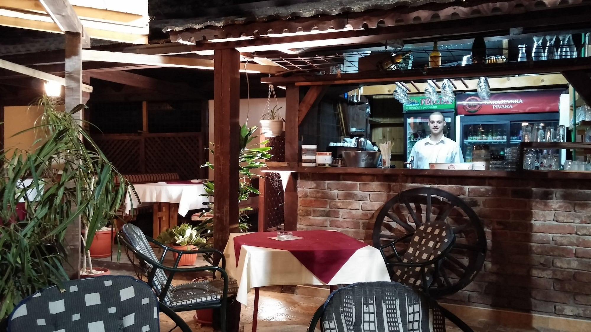 Bar/Salón Pansion River