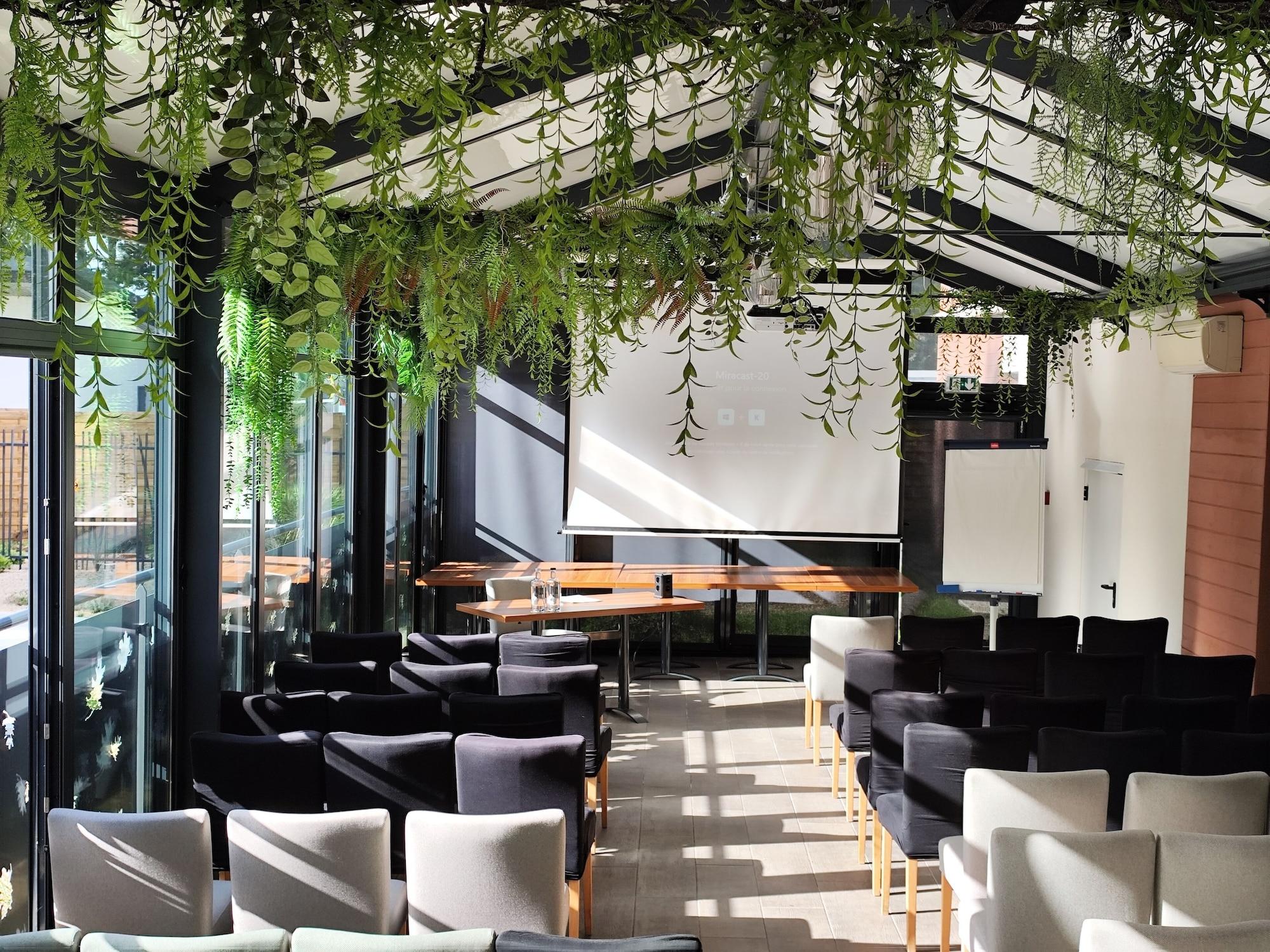 Sala de Reuniones Hotel restaurant Saint James, The originals Boutique