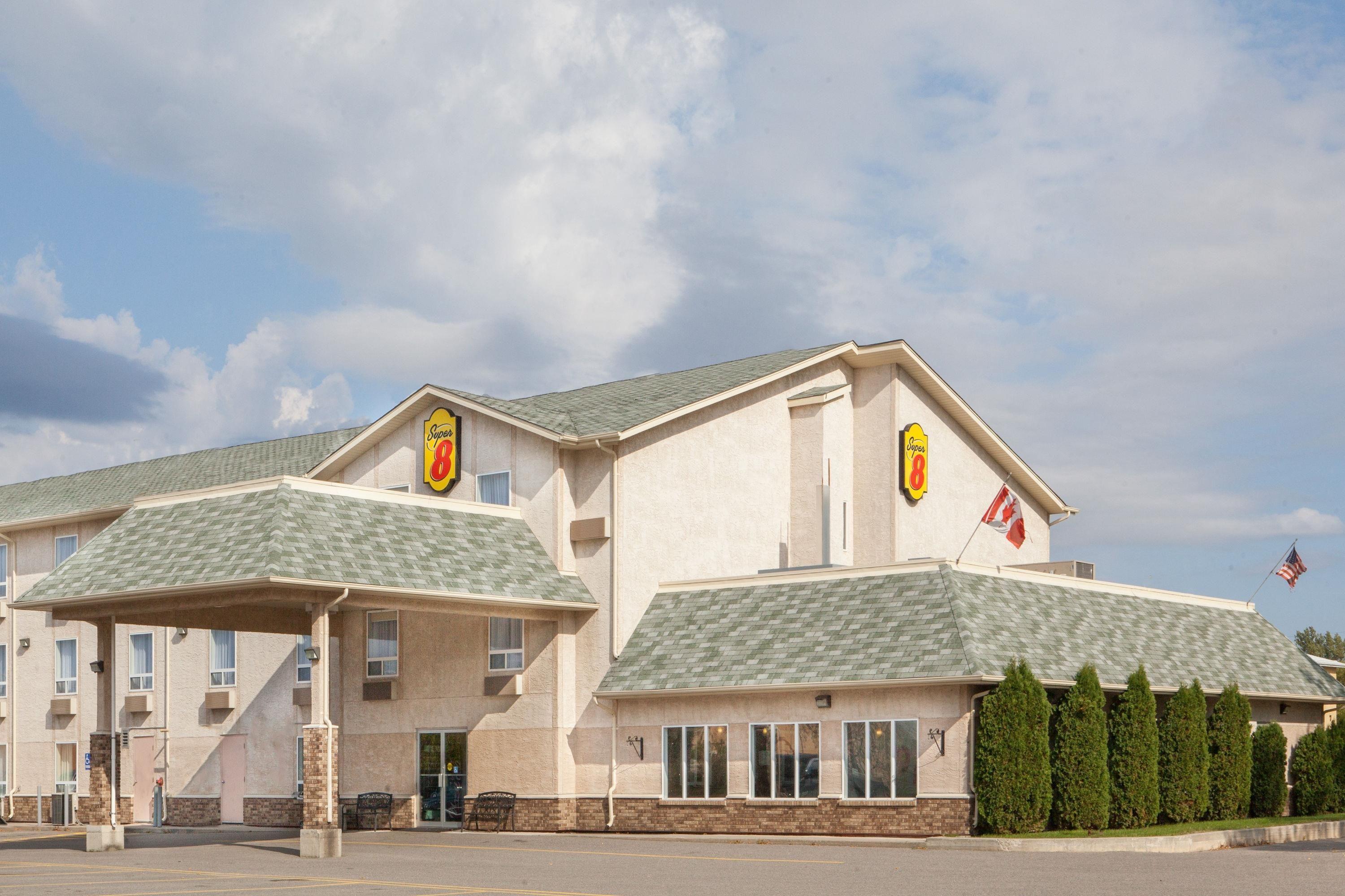 Vista Exterior Super 8 by Wyndham Fort Frances