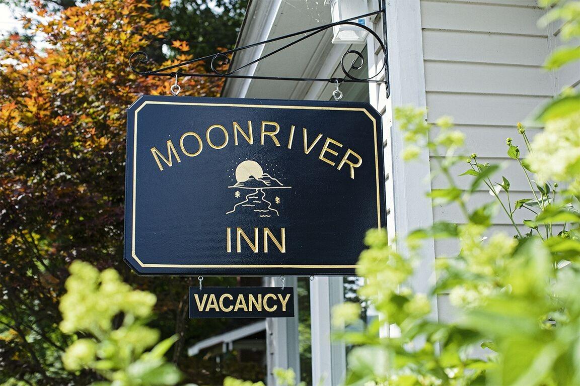 Varios Moonriver Inn