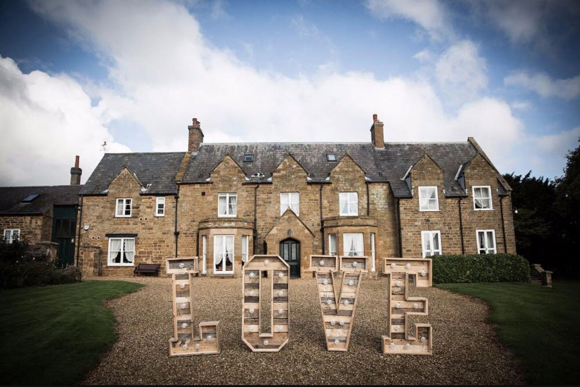 Vista Exterior Brampton Grange