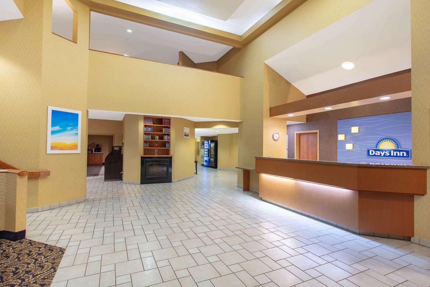 Vista Lobby Days Inn by Wyndham Tulsa Central