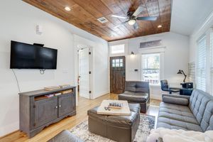 Renta Vacacional - Charming Houston Home w/ Spacious Yard + Fire Pit!