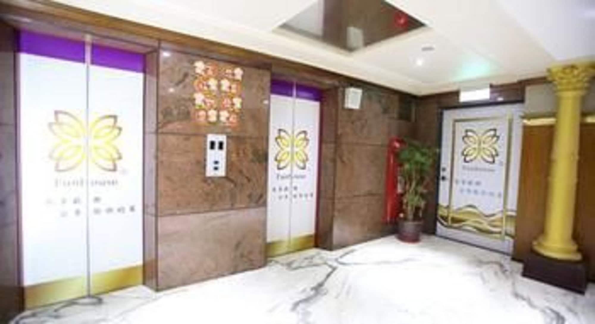 Varios Fun House - Douliu Branch