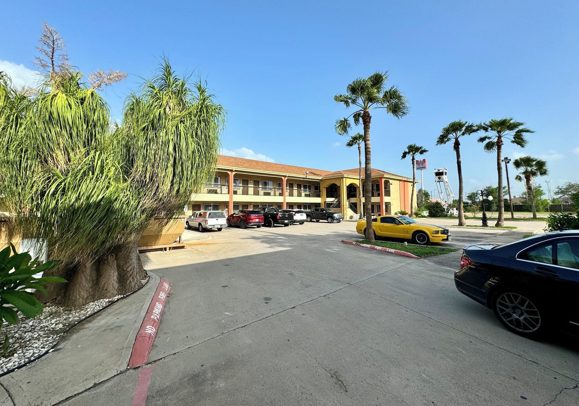 Vista Exterior Texas Inn and Suites City Center at University Dr.