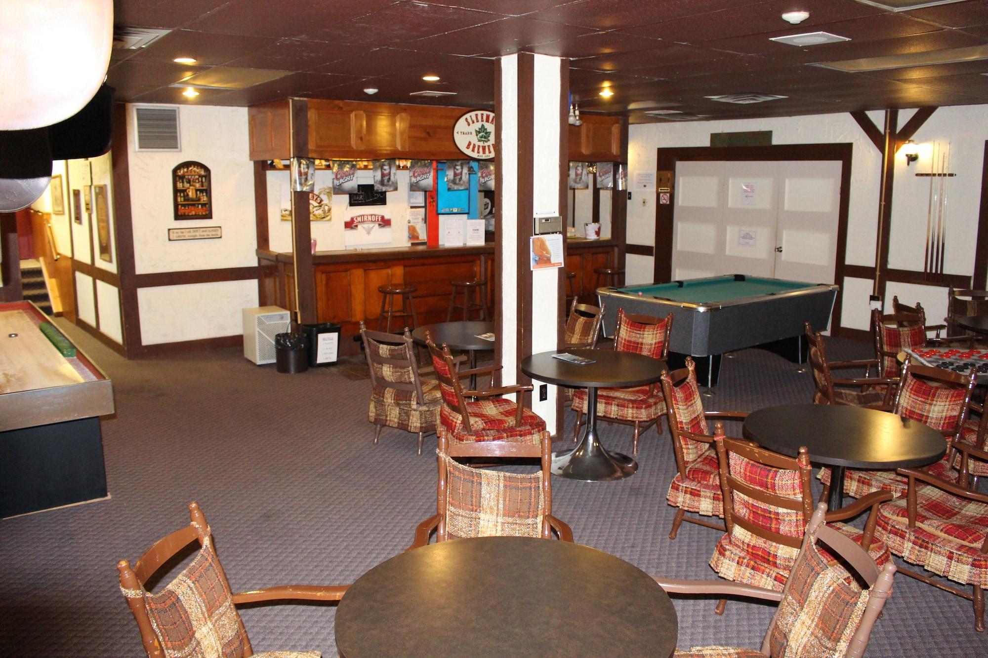 Bar/Salón Colonial Resort-1000 Islands