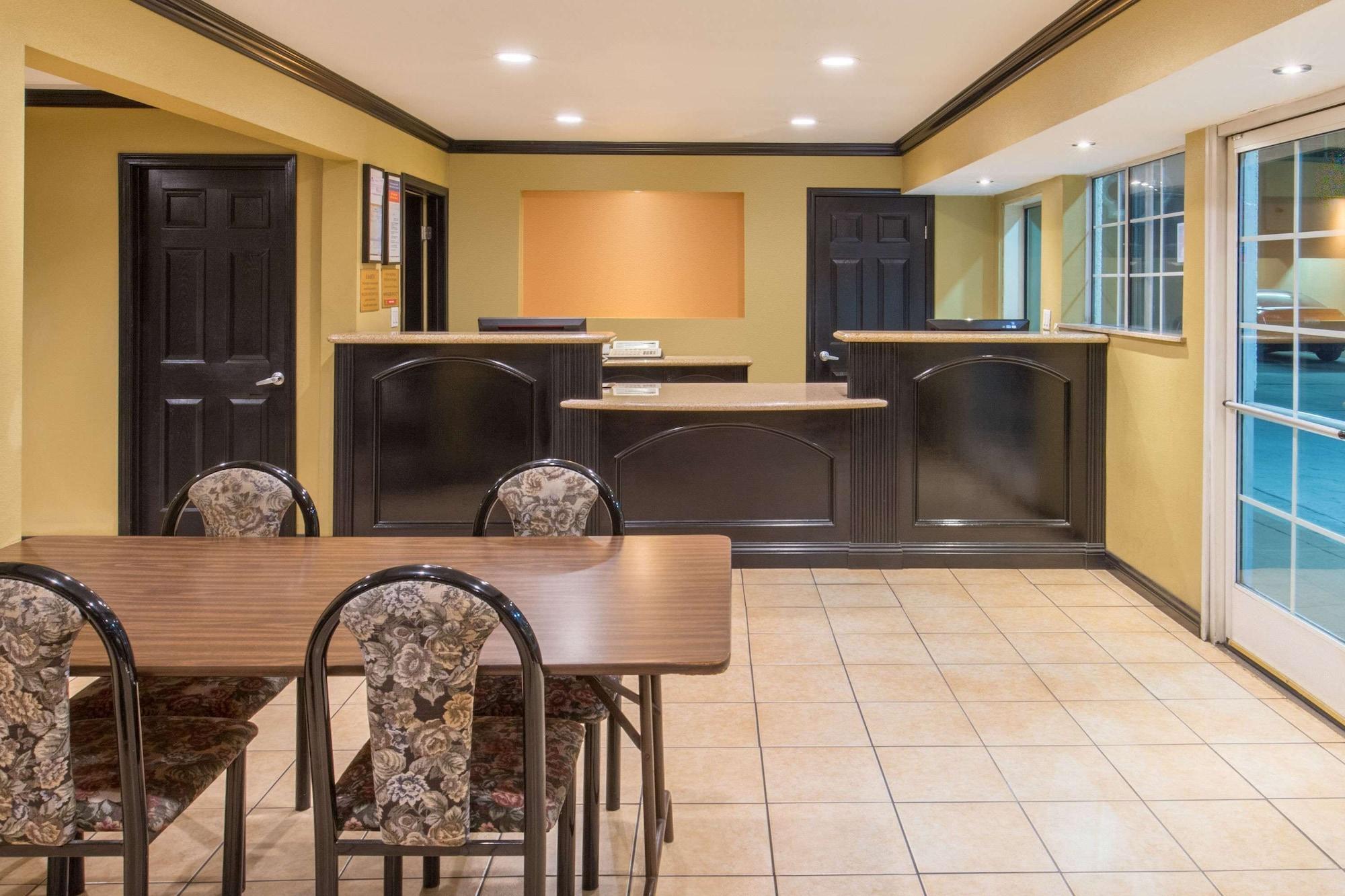 Vista Lobby Ramada by Wyndham Ontario