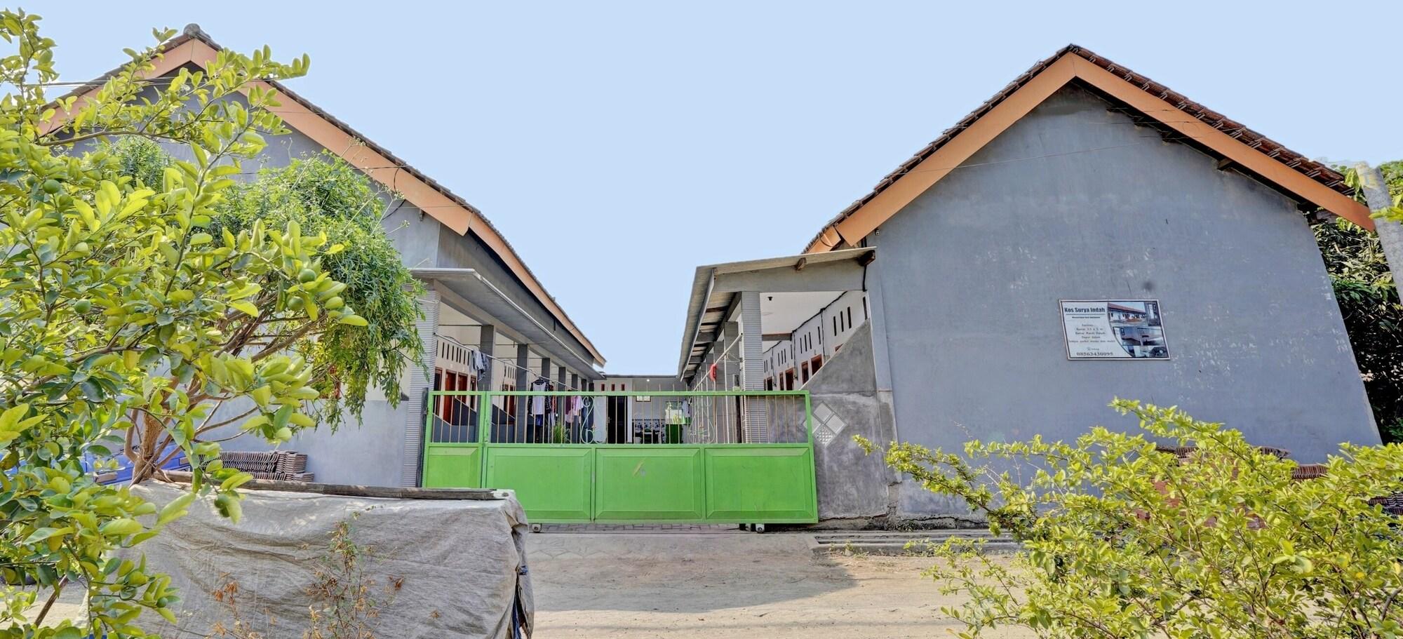 Vista Exterior Hotel O Surya Indah Homestay Syariah